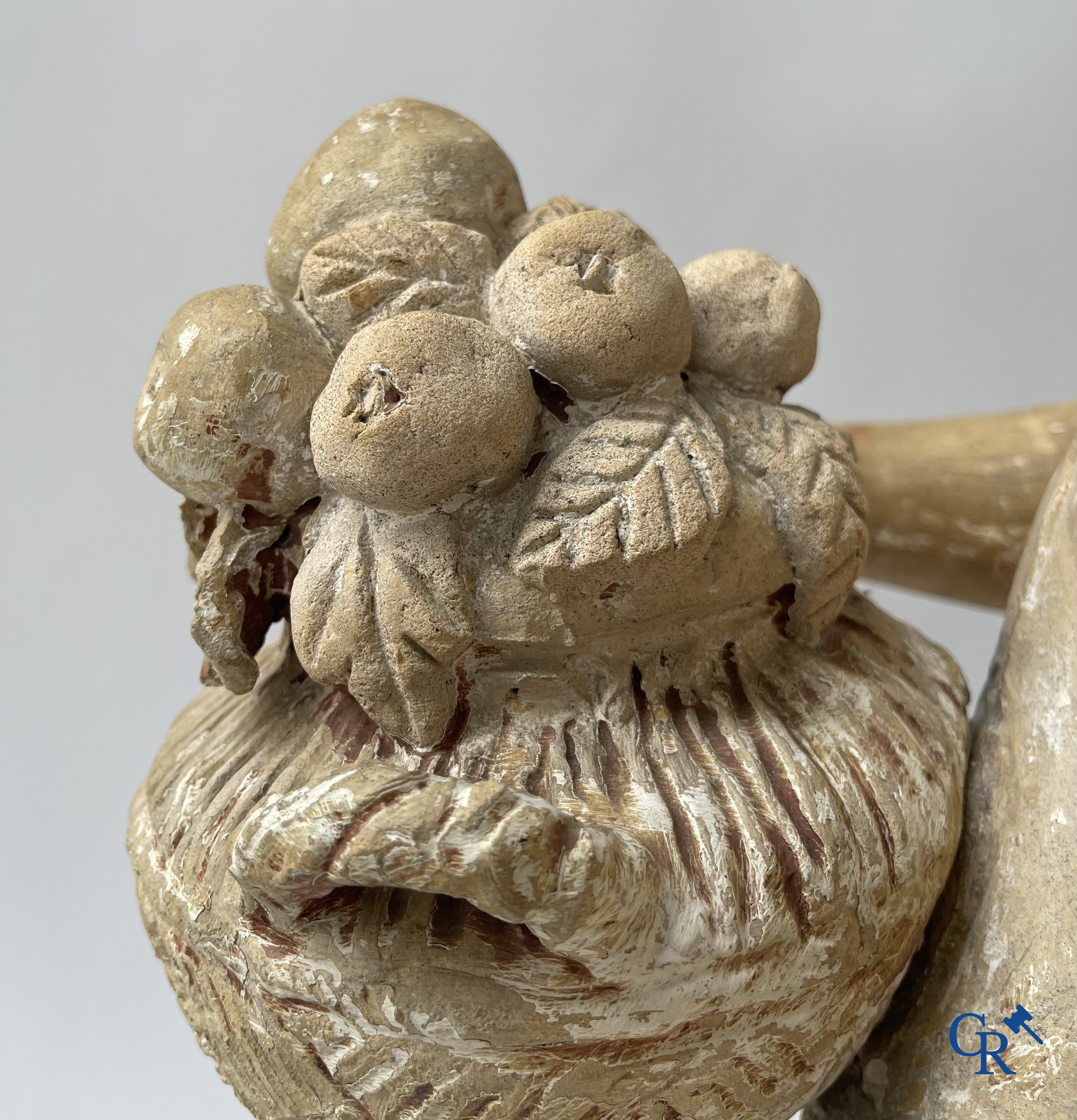 Antiek tuinbeeld. Een engel met bloemenmand in terra cotta. Eind 18e eeuw.