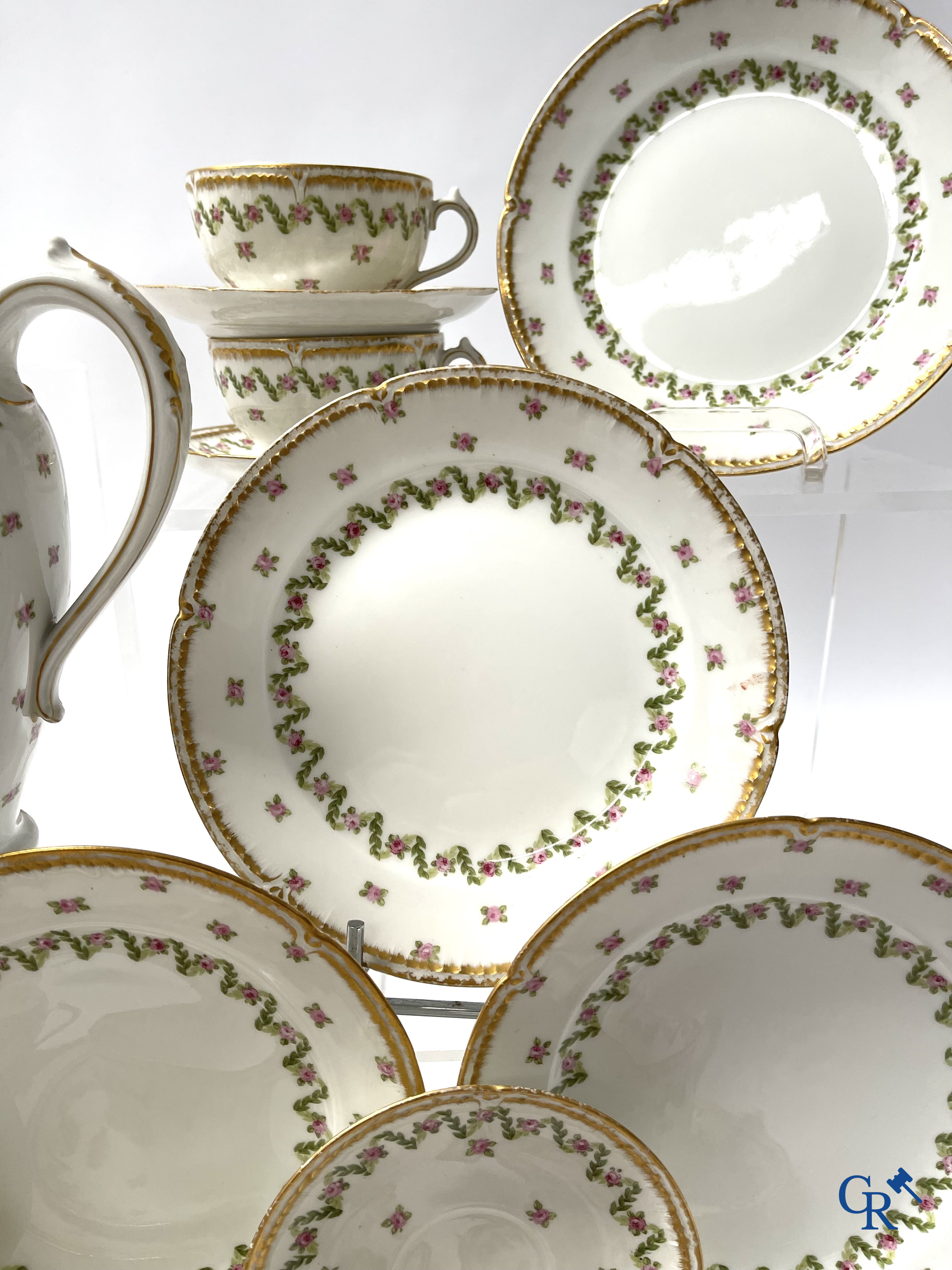 Een koffie- en theeservies met 12 dessert borden in meerkleurig gedecoreerd en verguld  Frans porselein. Circa 1900.