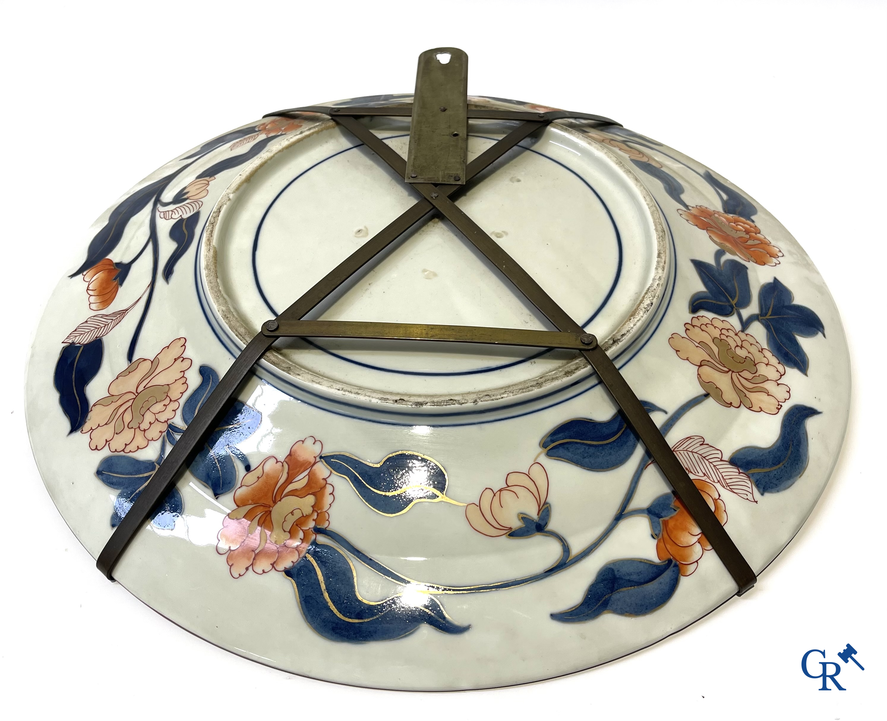 Asian Art, an imposing Japanese porcelain Imari dish. 19th century.