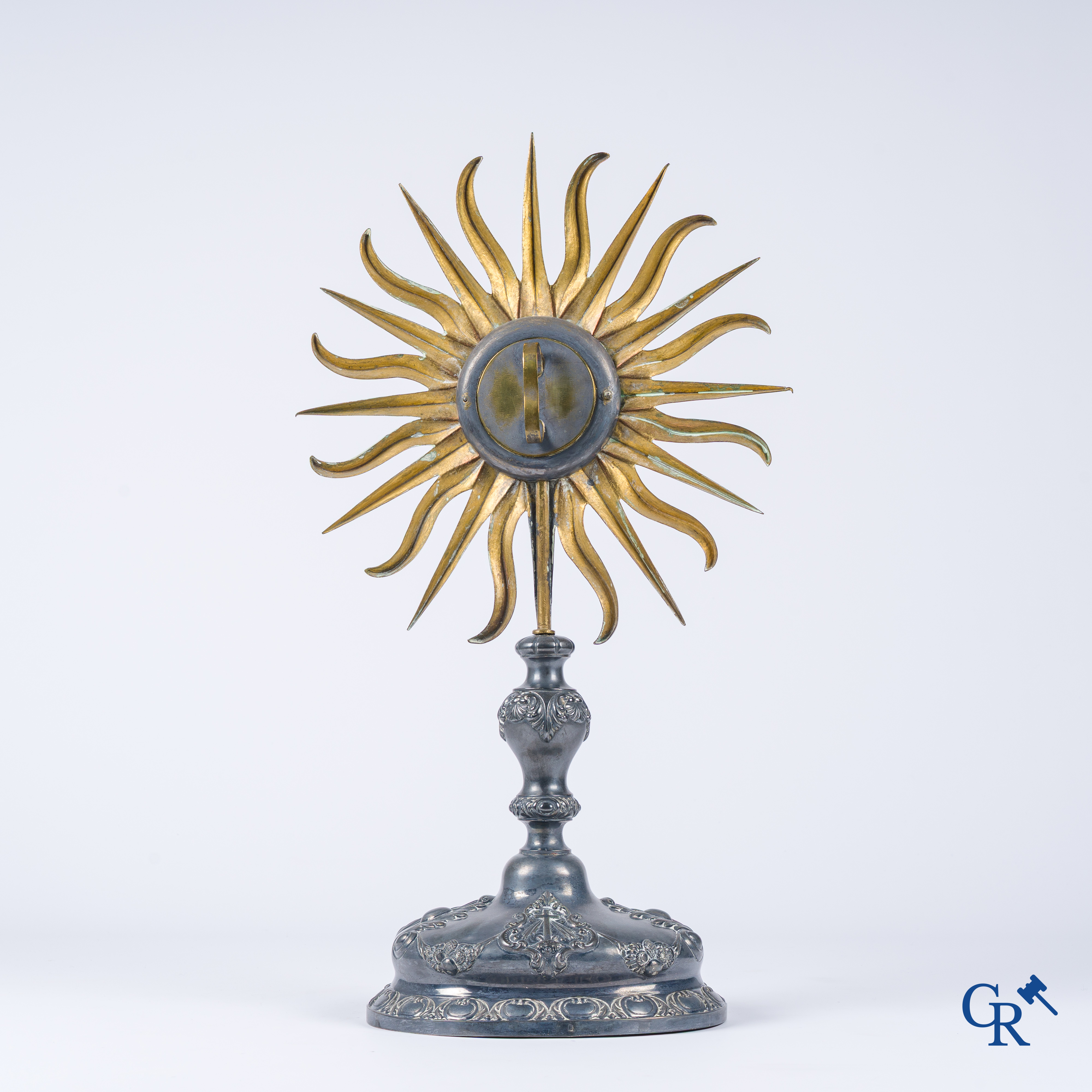 Religieuze objecten, een reliekhouder met stralenkrans in zilver en messing. Meerdere keurmerken, zilver 2de gehalte.