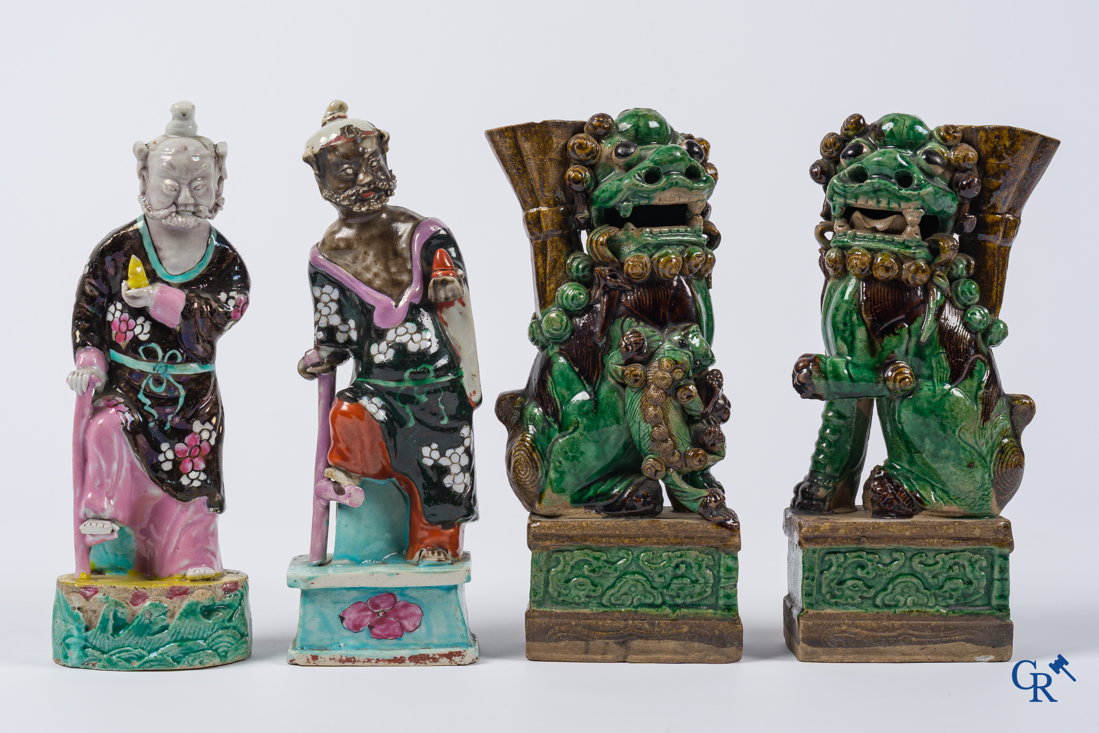 Aziatica, Een kavel met 2 Chinese porselein famille rose figuren en een paar boeddhistische leeuwen. 18e-19e eeuw.