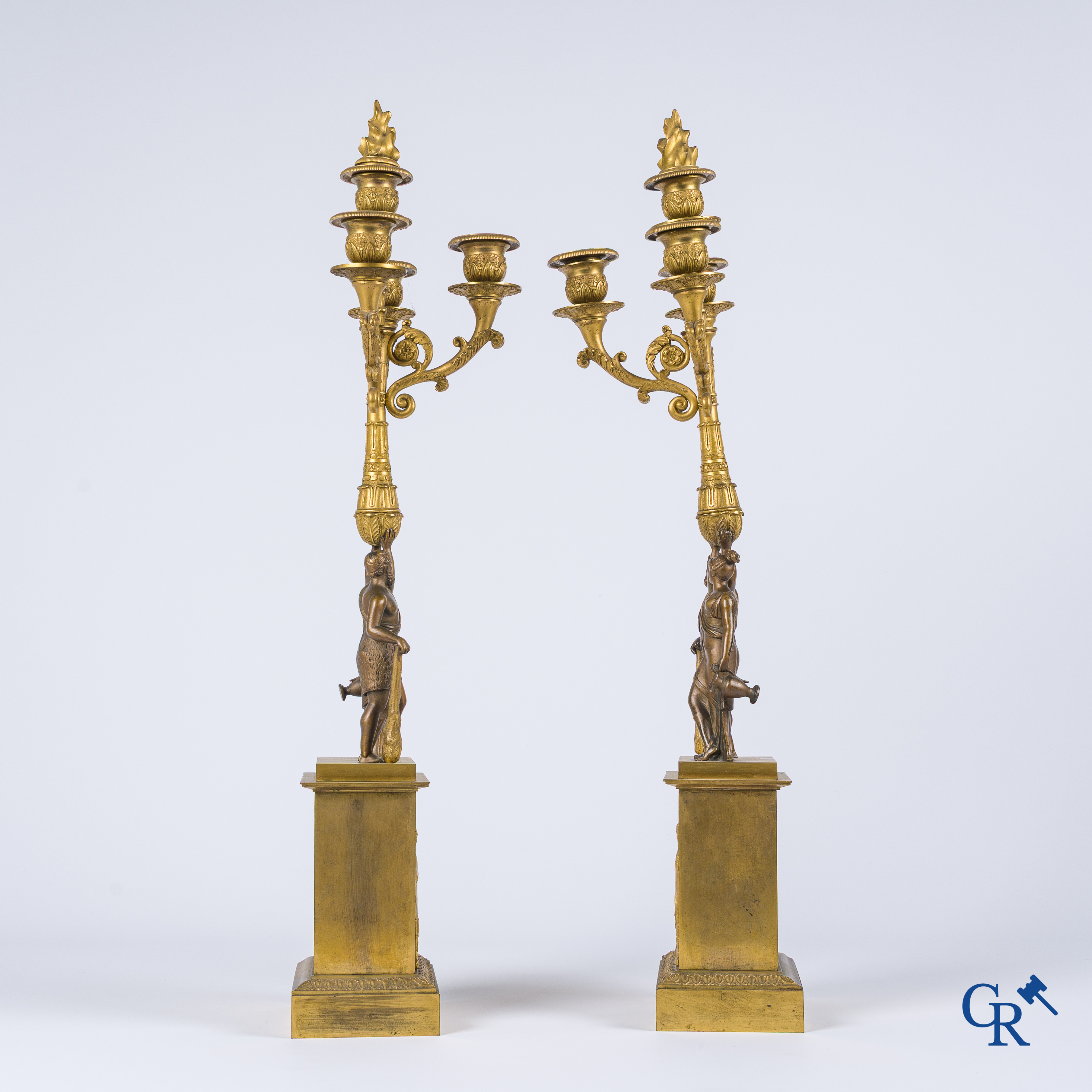 Epoque Empire. Paire de grands candélabres en bronze avec des personnages dans le style antique. Empire, vers 1815.