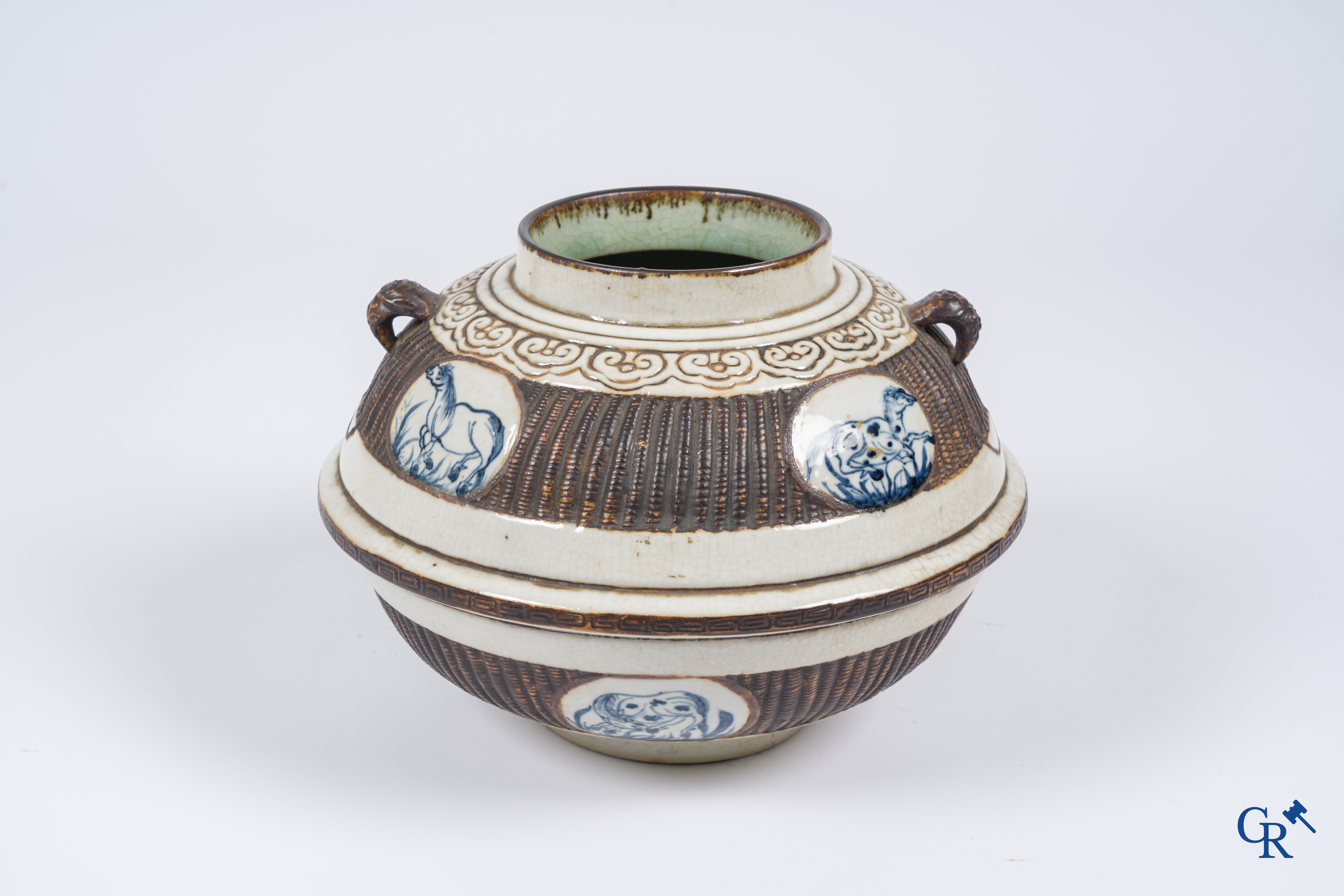 Aziatica, Chinees porselein. Een Chinese craquelé vaas met imitatie vlechtwerk en een decor van paarden. 19e eeuw.