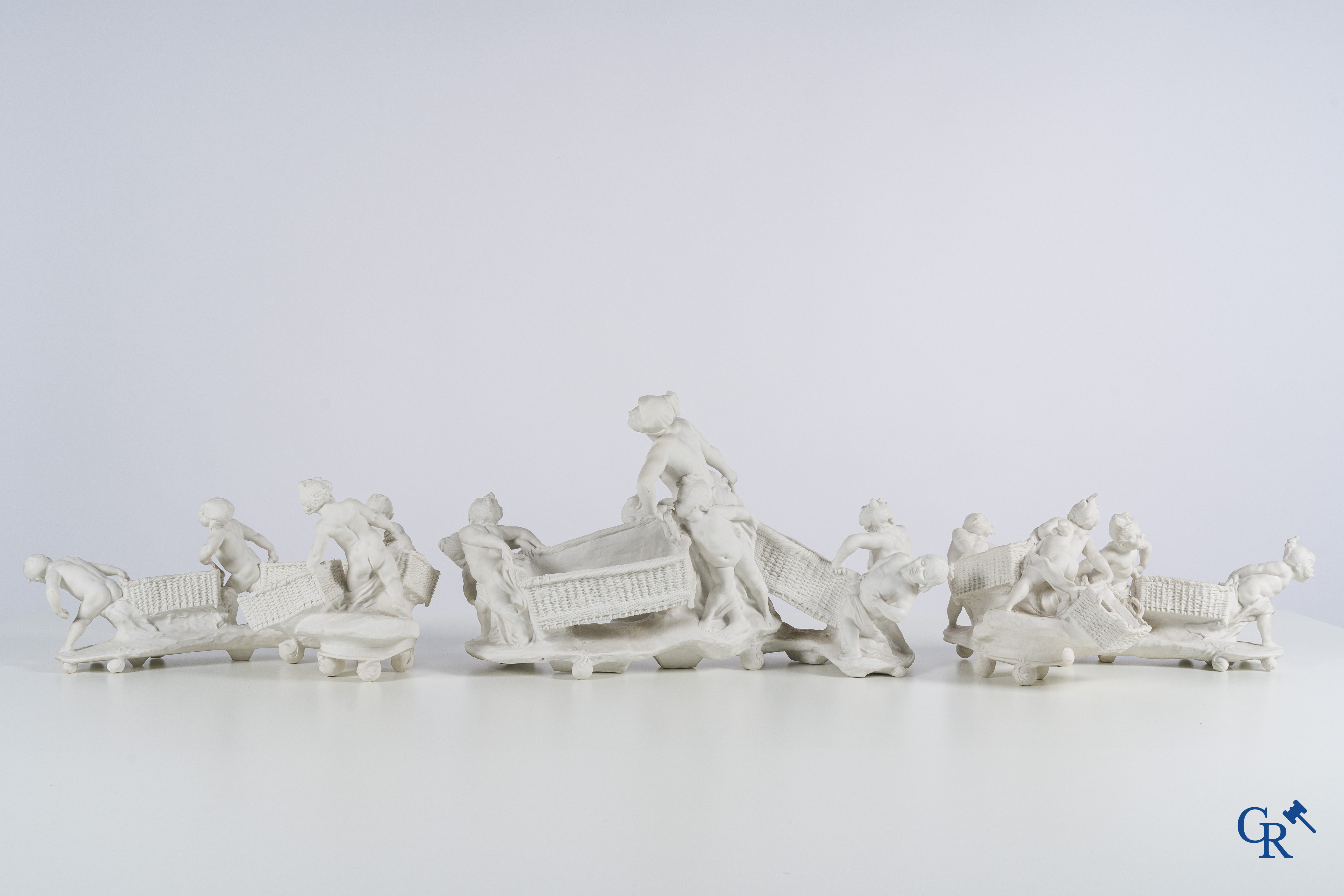 Jules Cheret (1836-1932) & Manufacture de Sèvres. Uitzonderlijk 3-delige Milieu de table, "Farandole d'amours".