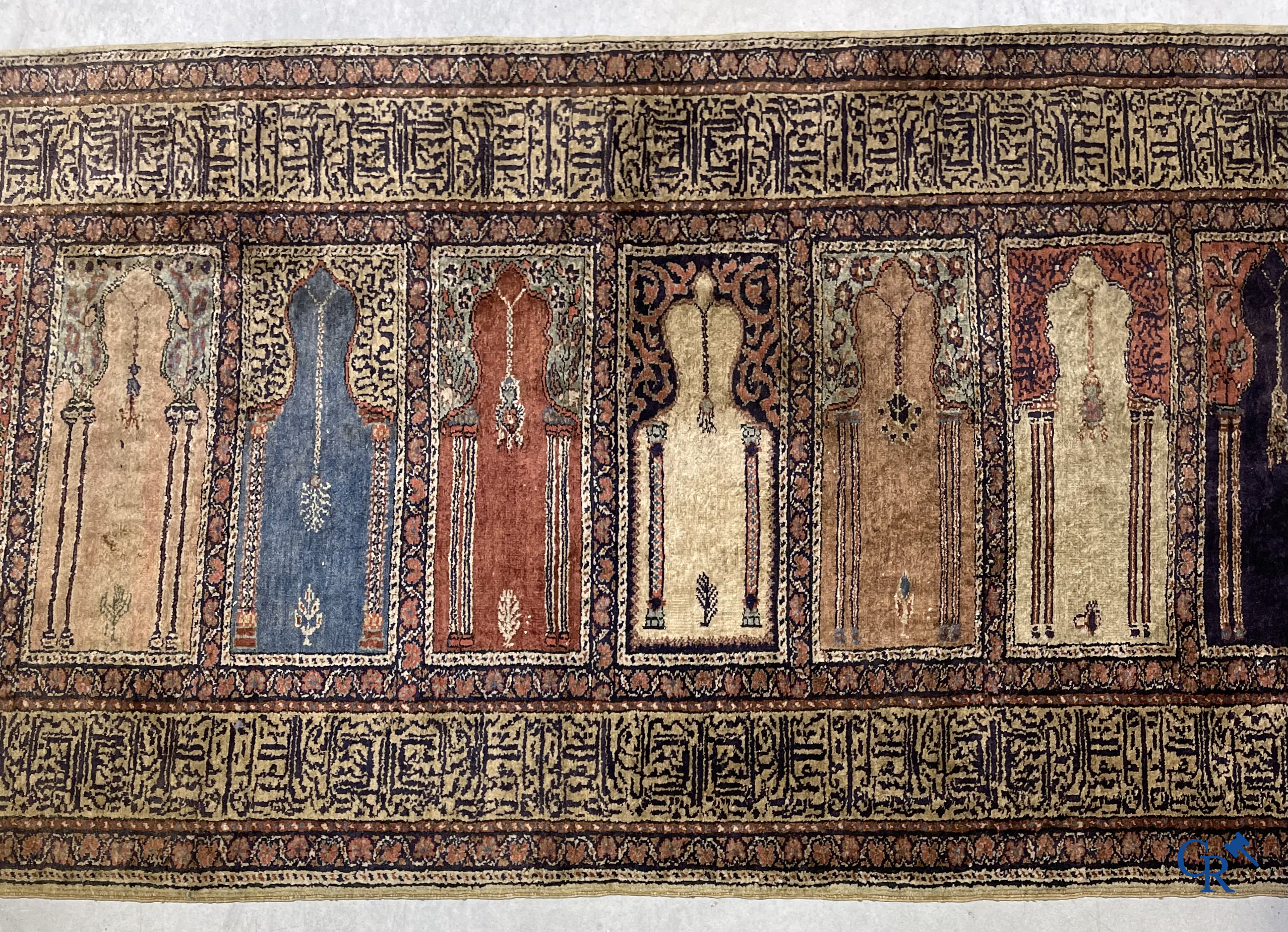 Oosterse tapijten, een antiek handgeknoopt oosters tapijt.