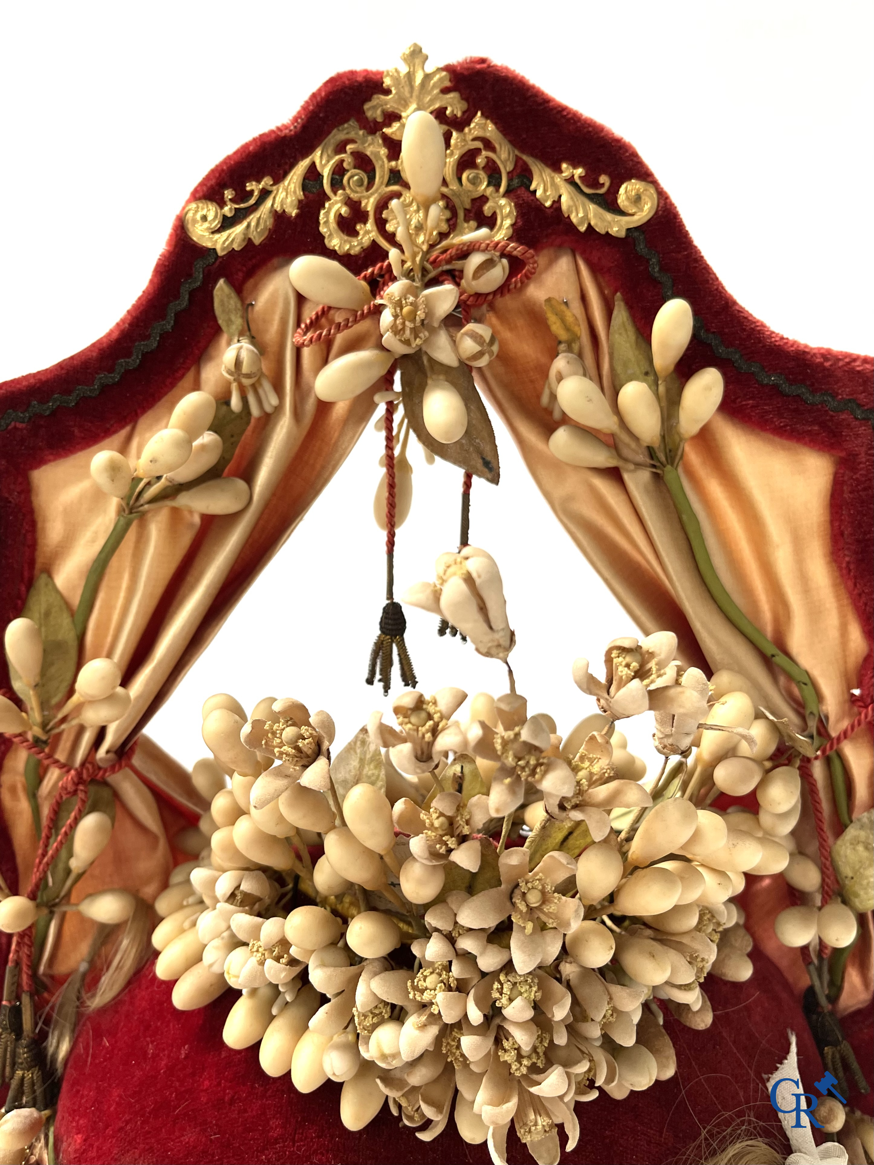 2 glass domes with a bridal bouquet on a base decorated with ornaments in gilded brass. circa 1900.