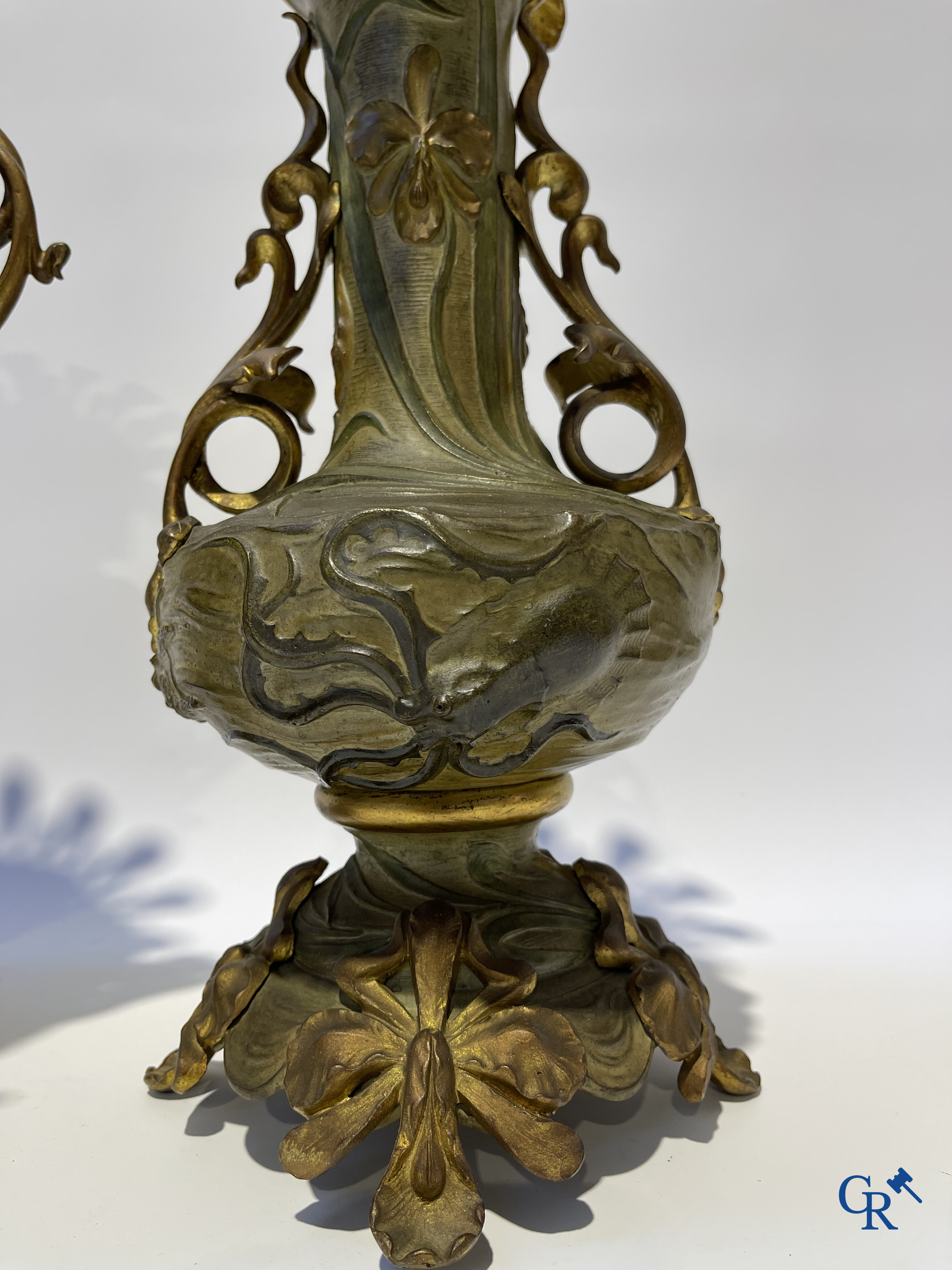 Art Nouveau, een uitzonderlijk 3-delig koud beschilderde bronzen schouwgarnituur met zeedieren. Circa 1900.