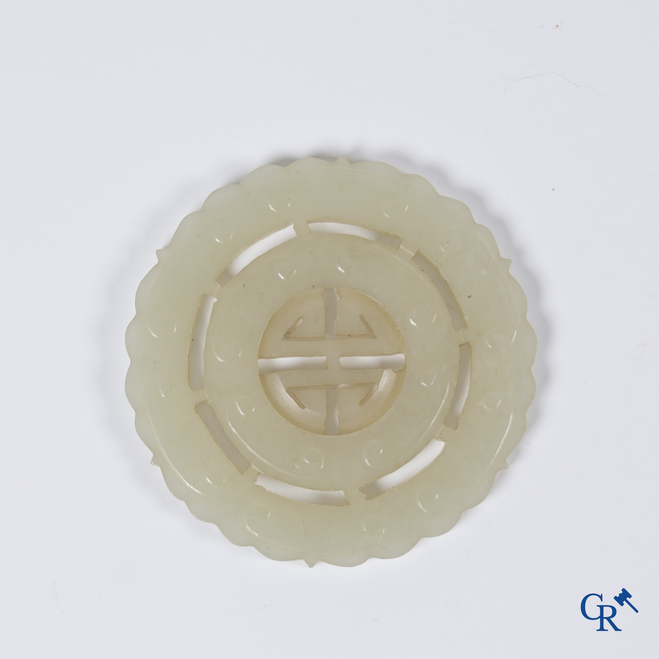 Aziatica, jade, een Chinese Bi-schijf of prayer wheel in jade.