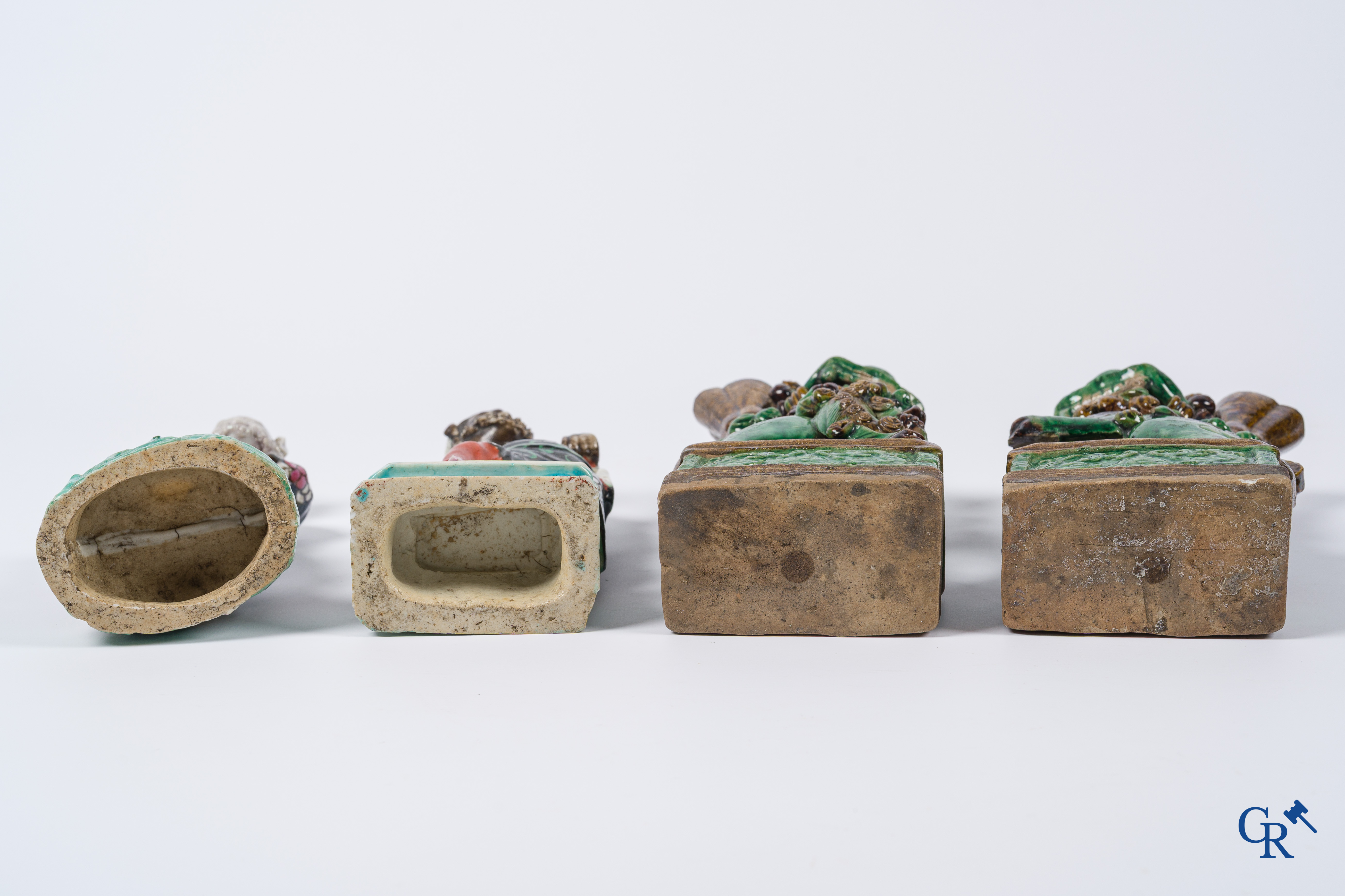 Aziatica, Een kavel met 2 Chinese porselein famille rose figuren en een paar boeddhistische leeuwen. 18e-19e eeuw.