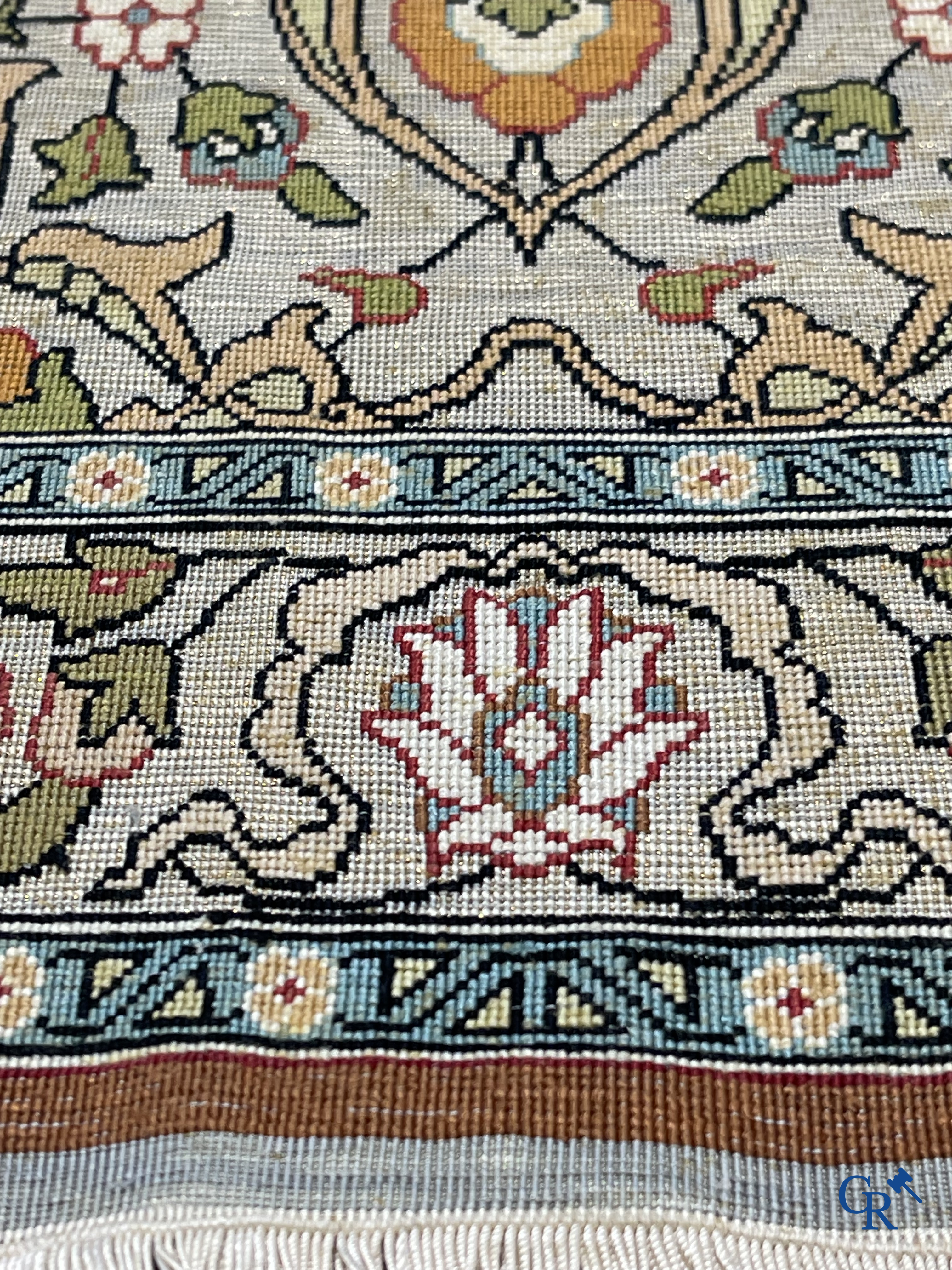 Oosterse tapijten. 2 kleine zijden tapijtjes bewerkt met gouddraad.