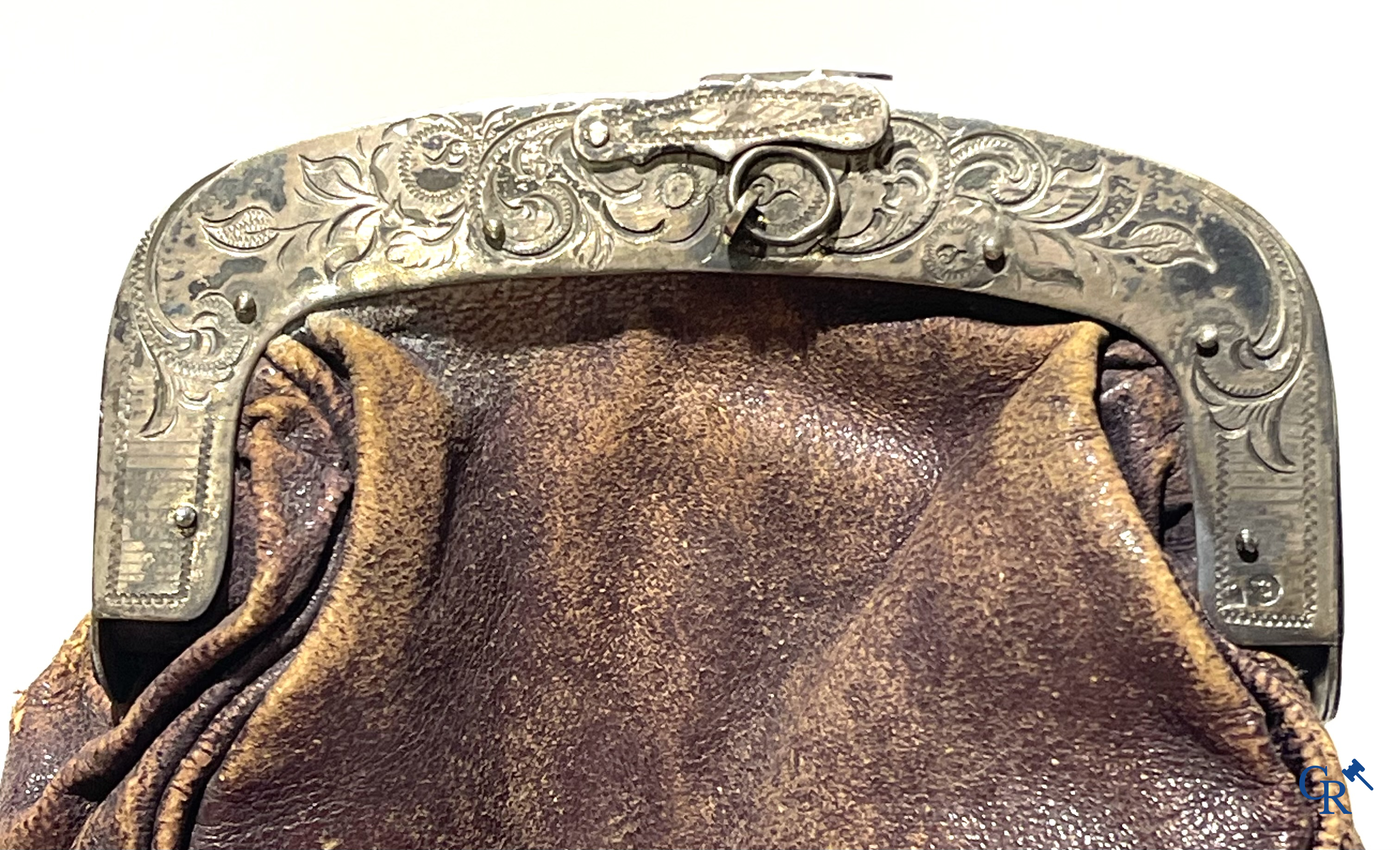 Divers lot antiquiteiten, inktpot Napoleon Bonaparte, zilver geldbeugel 18e eeuw, koffertje agaat, enz. 18e en 19e eeuw.