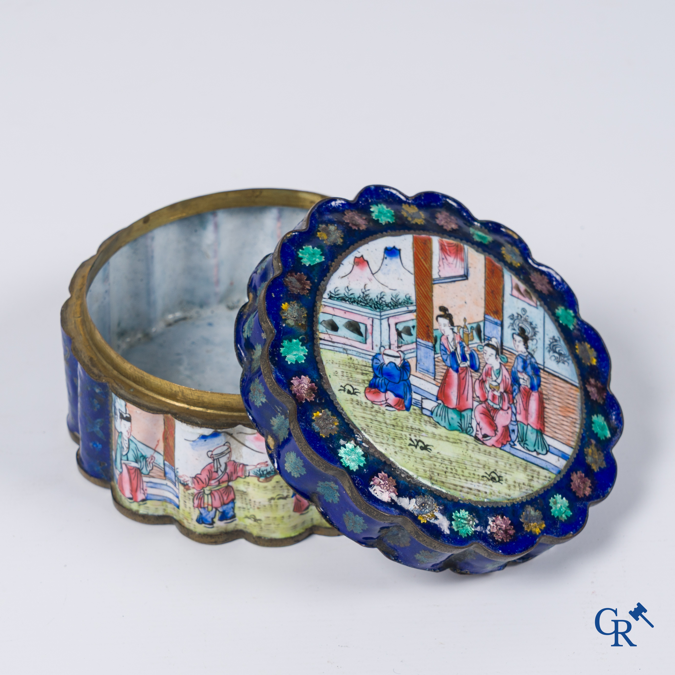 Art Asiatique. Boîte ronde à couvercle en émaux de Canton. Fond bleu. 19ème siècle.