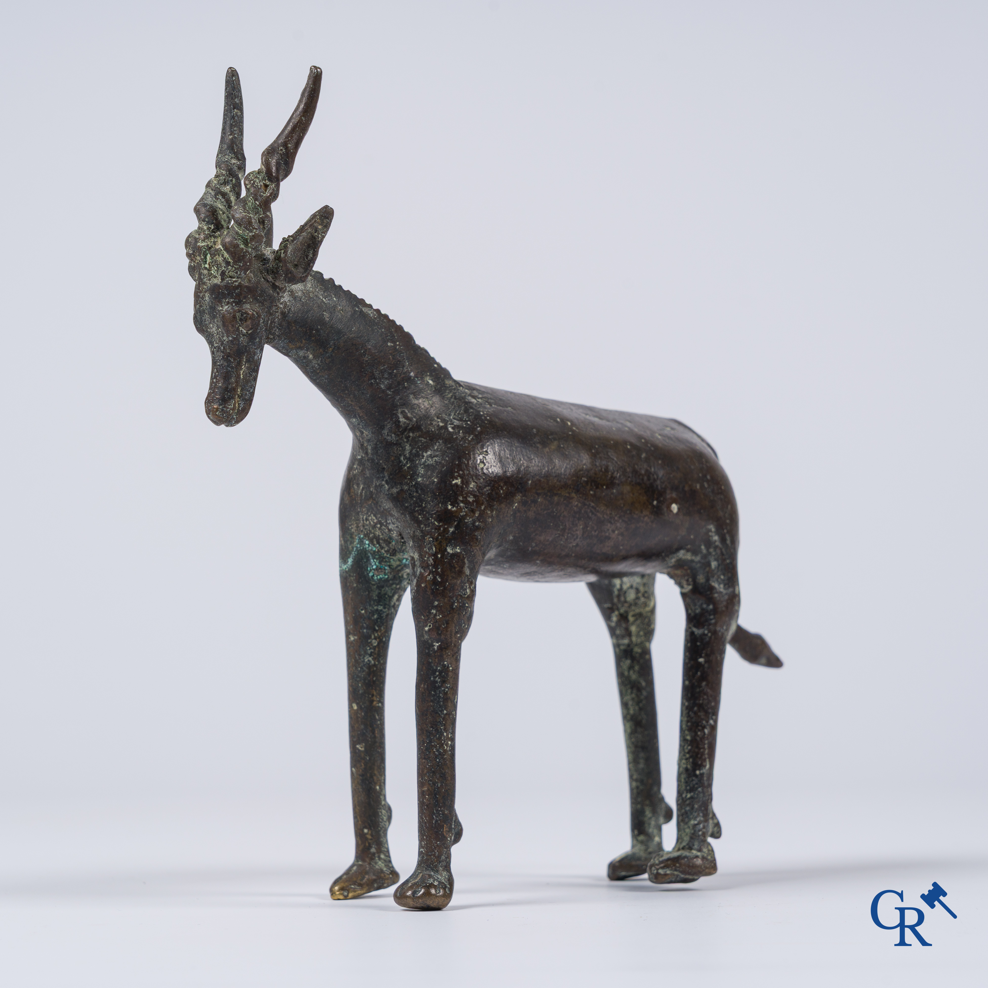 Ancien bronze avec une représentation d'une antilope. Anciennes réparations et la jambe avant droite remplacé.