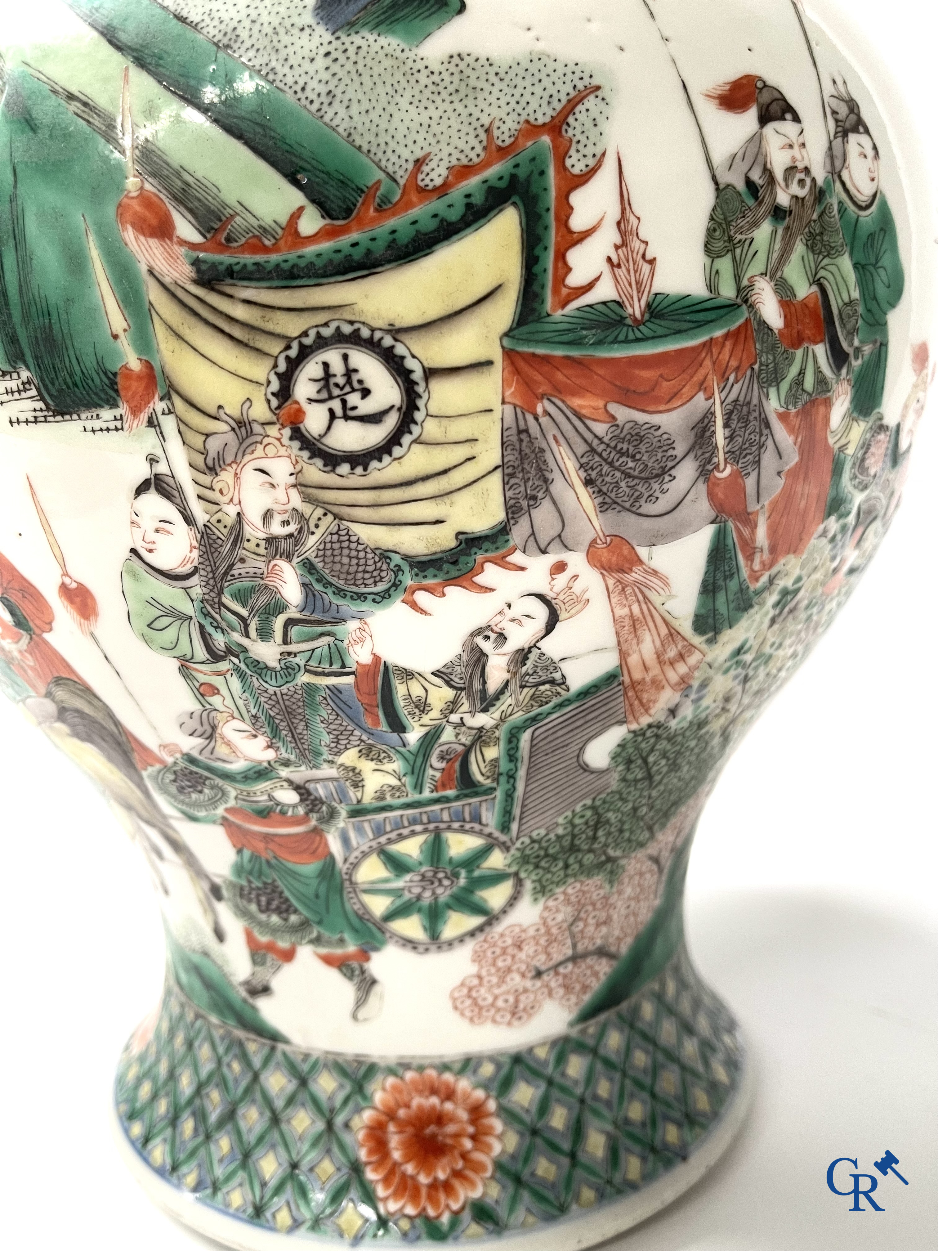 Aziatica, een Chinese famille verte dekselvaas met krijgers en paarden. 19e eeuw.