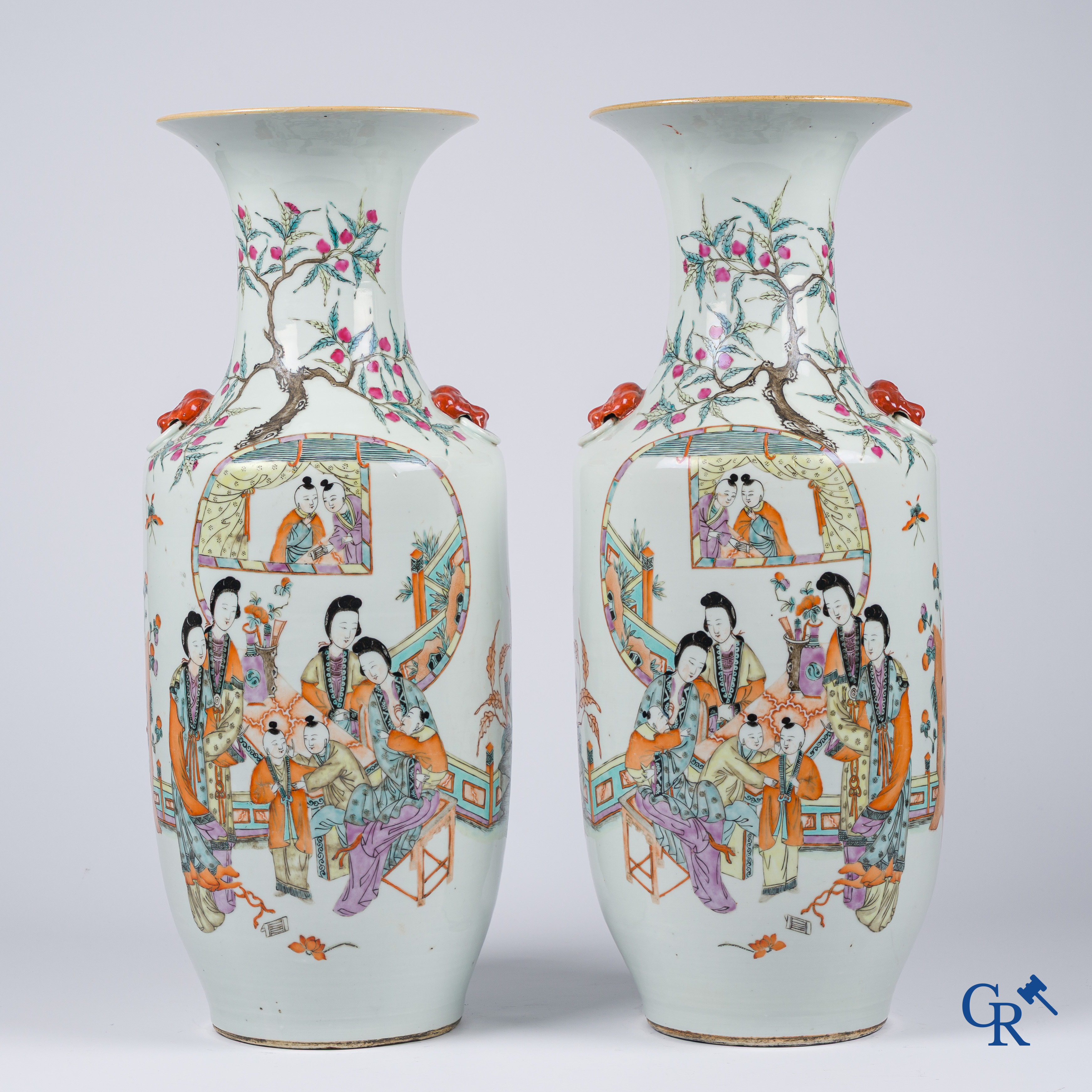 Aziatica, Chinees porselein. Een paar Chinese famille rose vazen met personages. 19de eeuw.