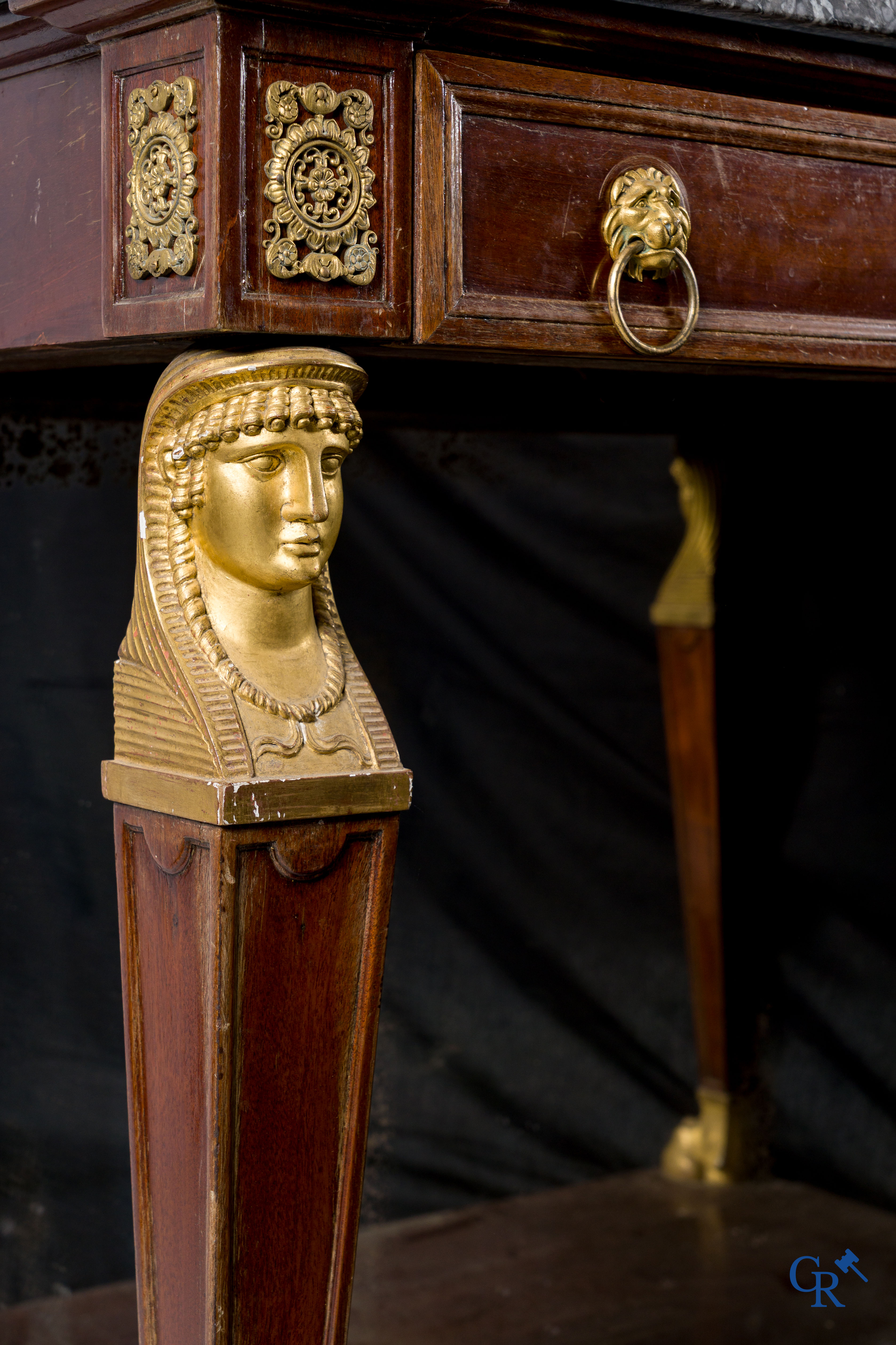 Empire tijdperk, een console in mahonie met vergulde Egyptische bustes. Gemerkt Jacob. Circa 1810.