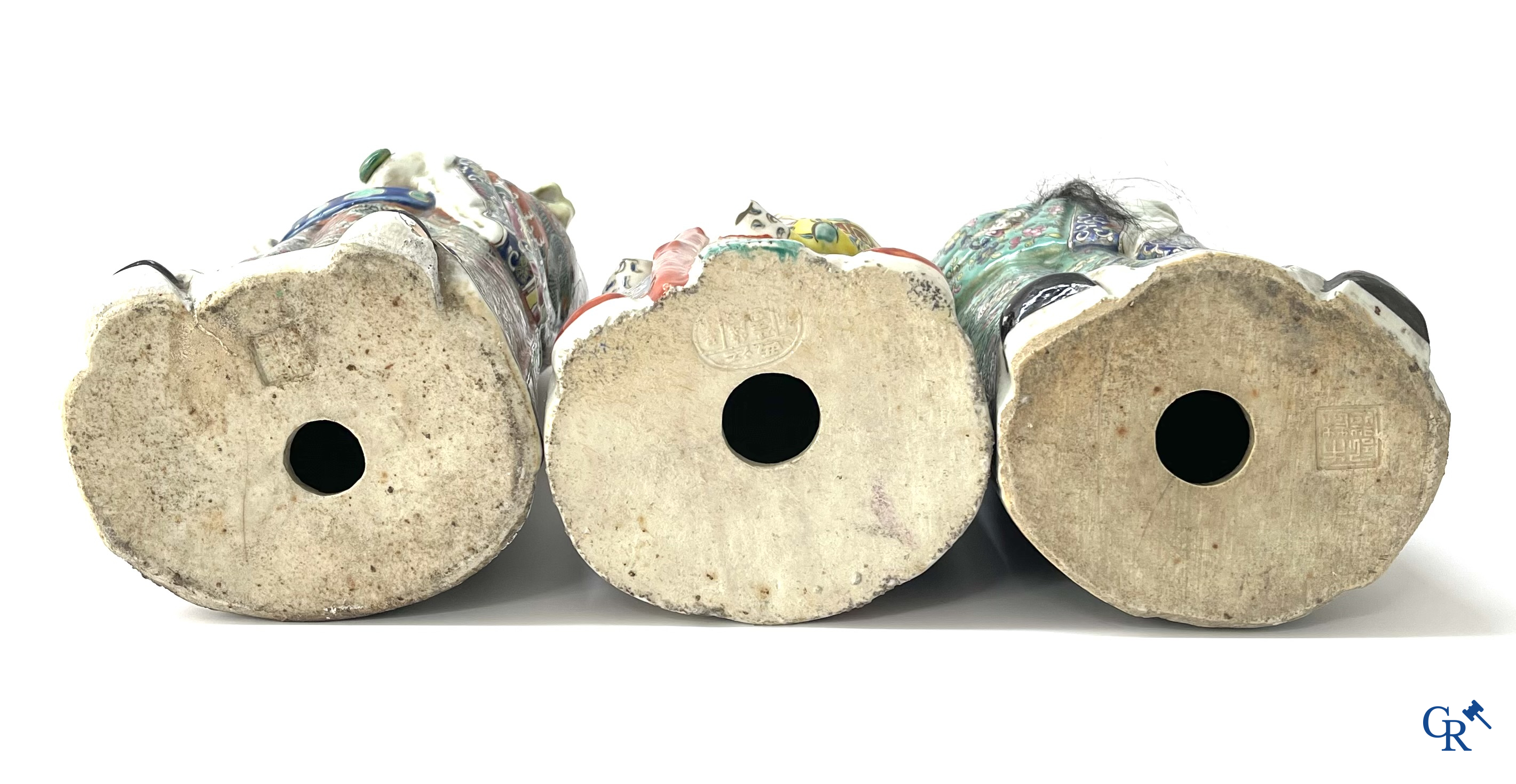 Art Asiatique, porcelaine chinoise. 3 figures d'immortels en porcelaine famille rose. 19ème siècle.