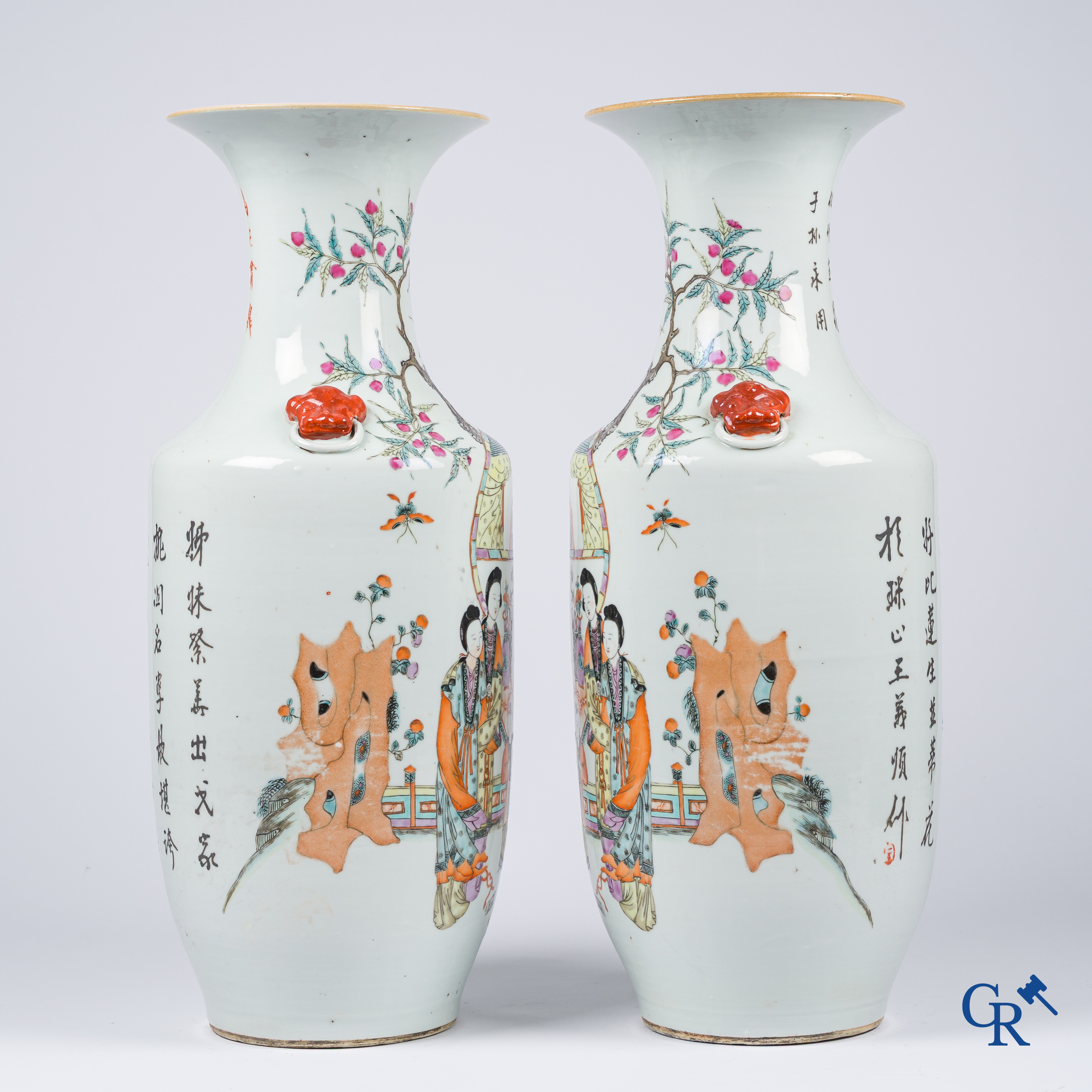 Aziatica, Chinees porselein. Een paar Chinese famille rose vazen met personages. 19de eeuw.