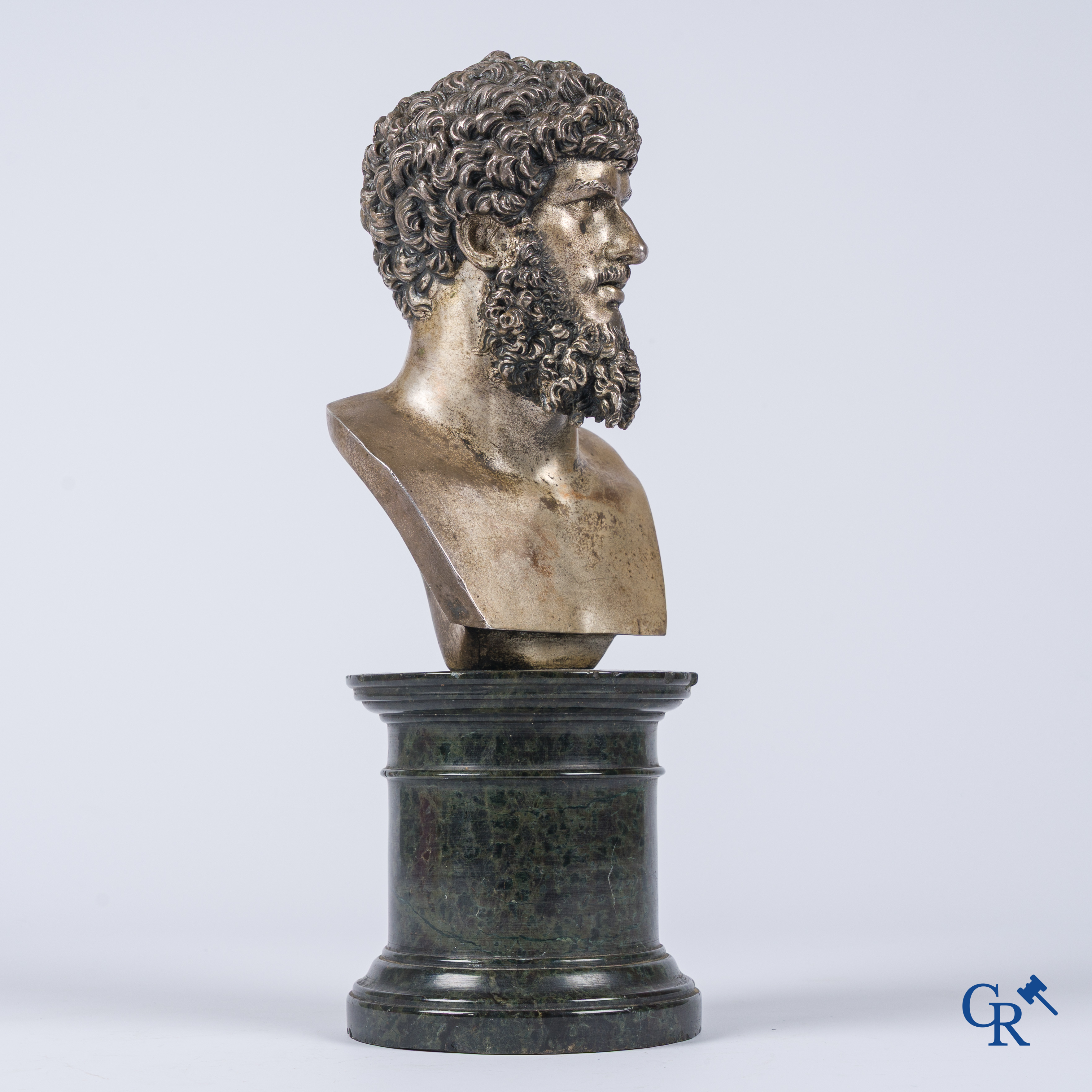 Een verzilverde bronzen buste van Lucius Verus op een donkergroene serpentijn sokkel. 19e eeuw.