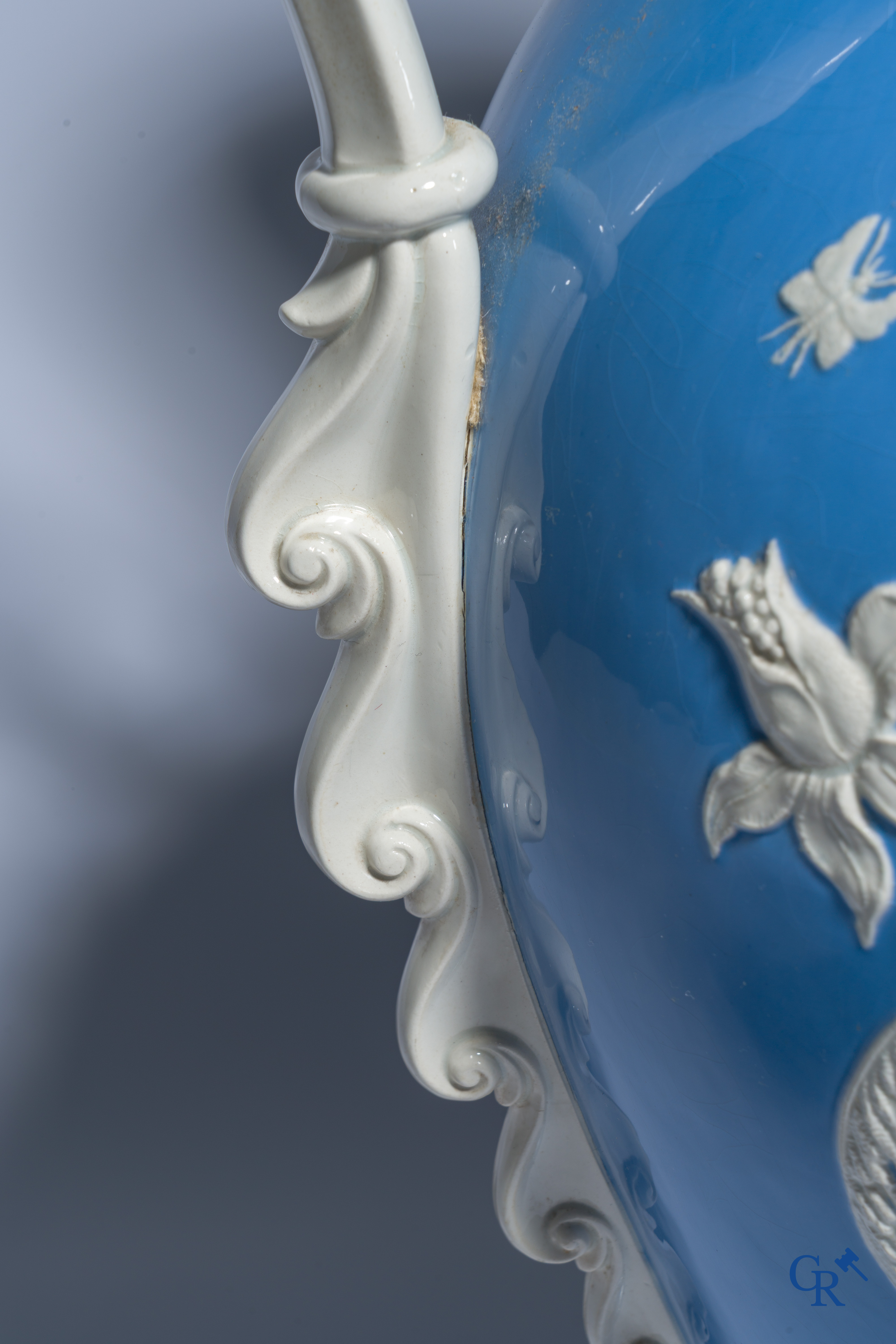 Exceptional and imposing vase in faience with an Asian decor. In the style of Wedgwood or Mintons. 19th century.