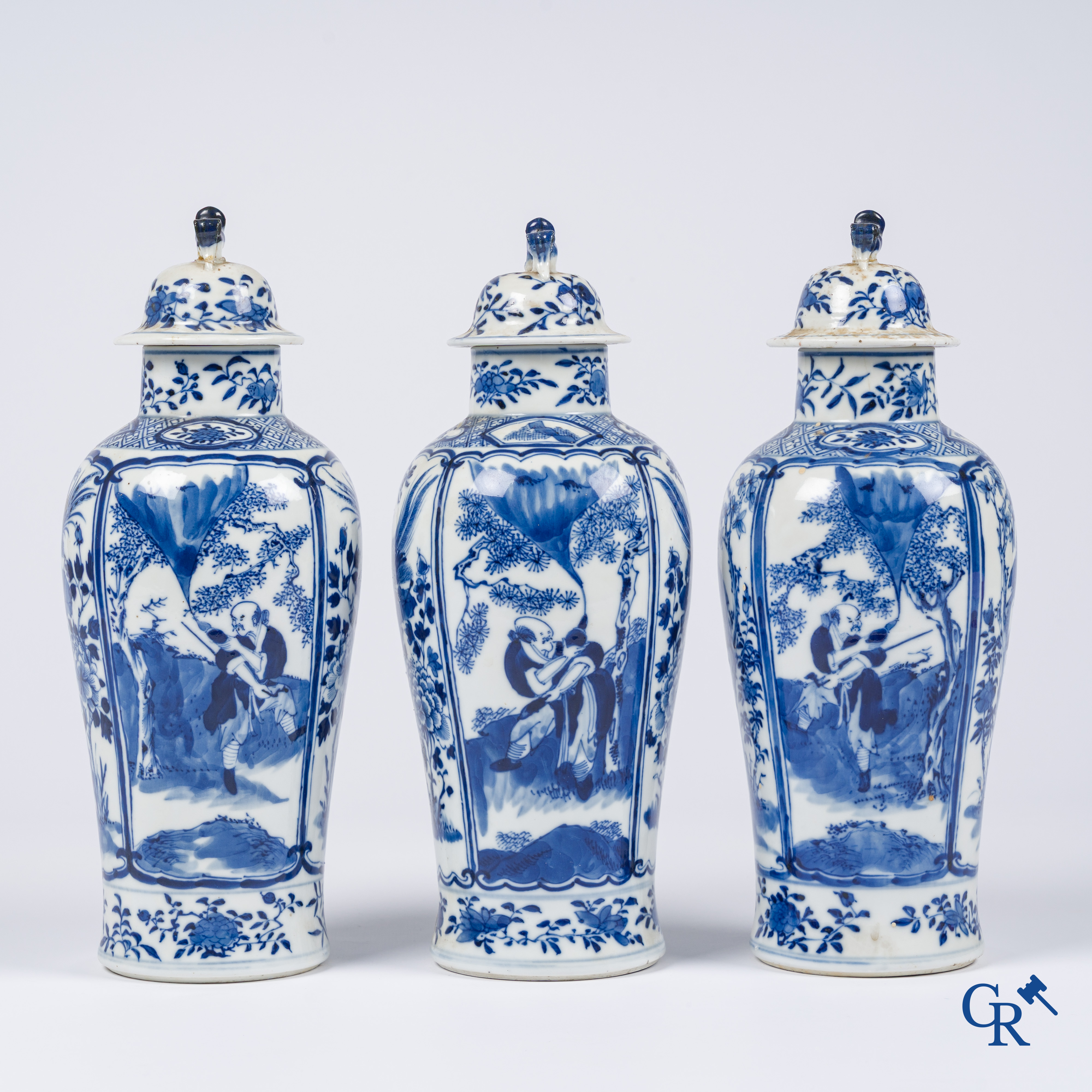 Aziatica, Chinees porselein. Een reeks van 3 Chinese blauw-wit dekselvazen. Kangxi-merk.