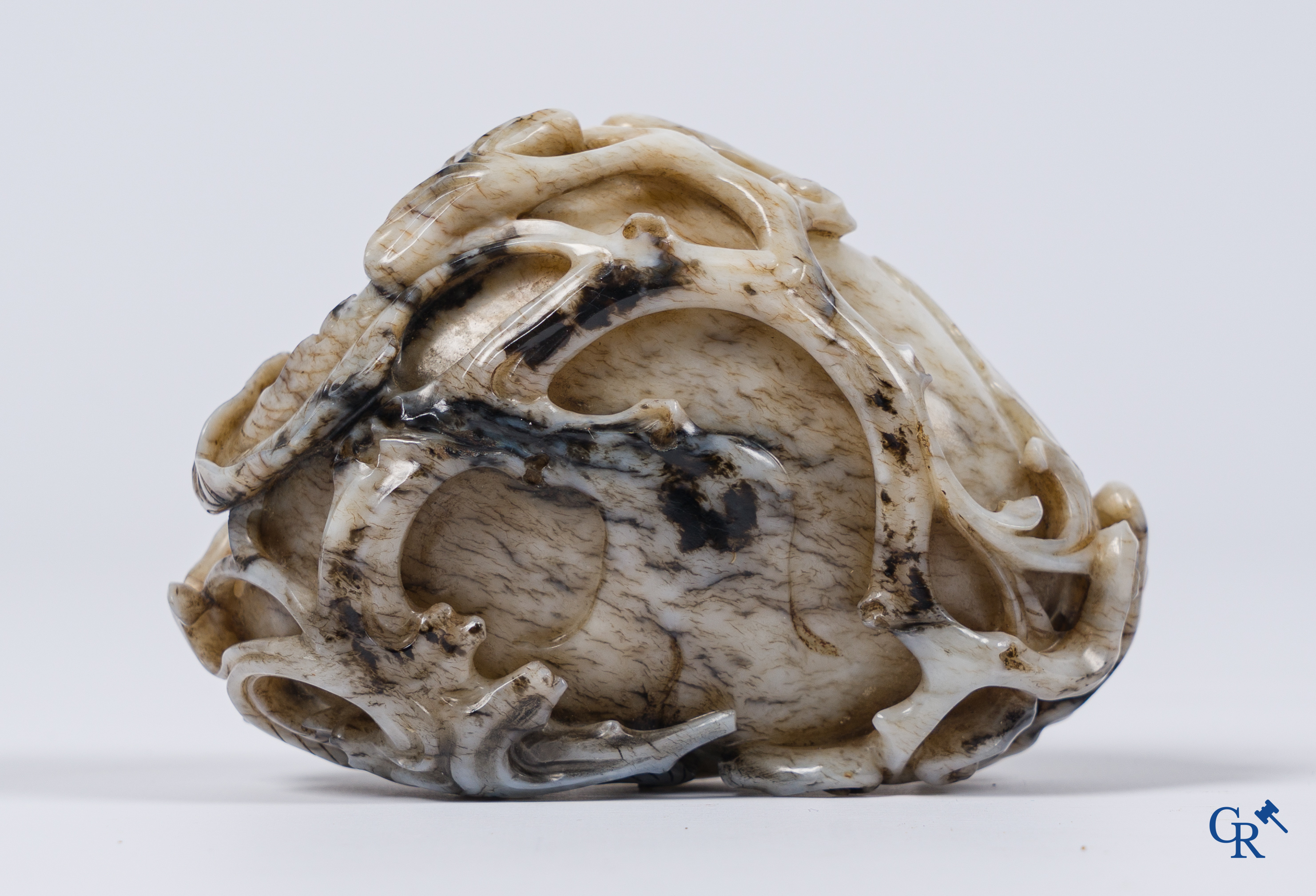 Aziatica. Een Chinese grijze en bruine jade penseelwasser of brush washer.