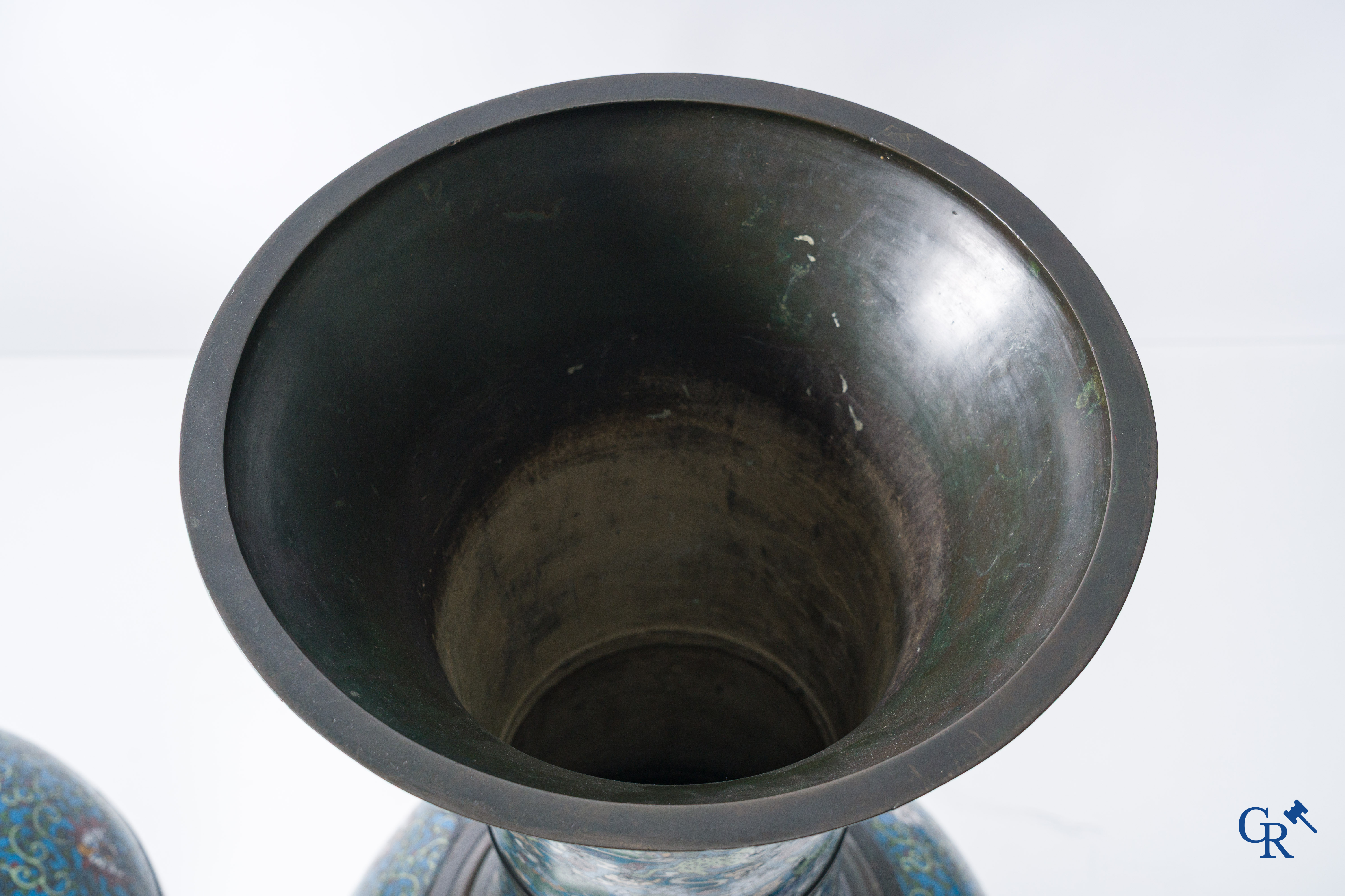 Aziatica, een imposant paar vazen in Champlevé met een decor van draken, lotusbloemen en feniksen, 19e eeuw.