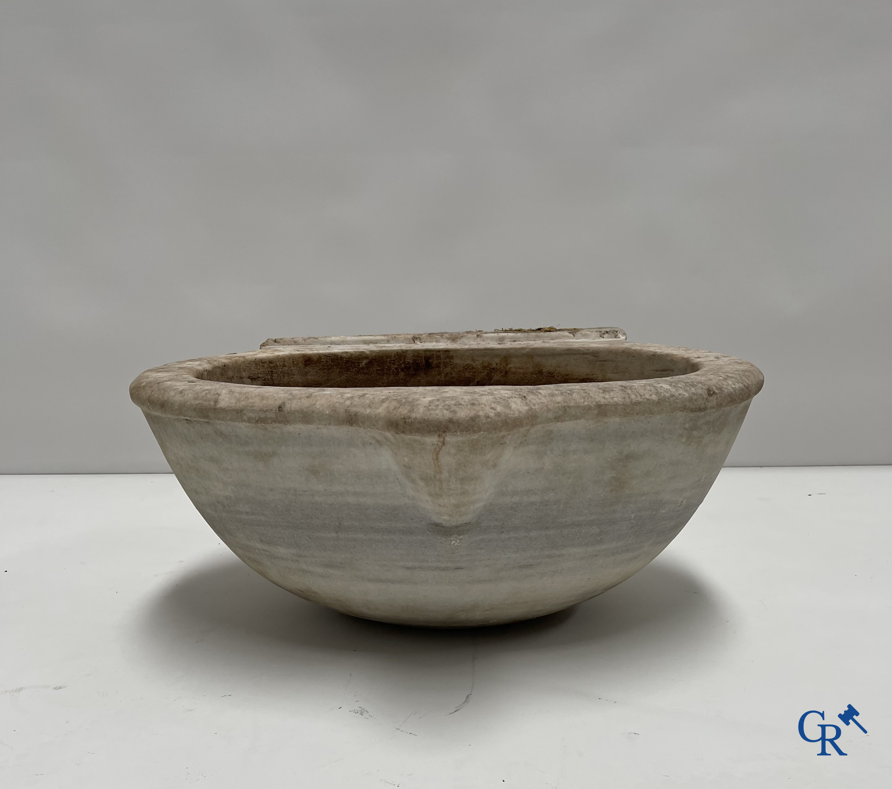 Uitzonderlijk groot marmeren wijwatervat of doopvont. 18e eeuw.