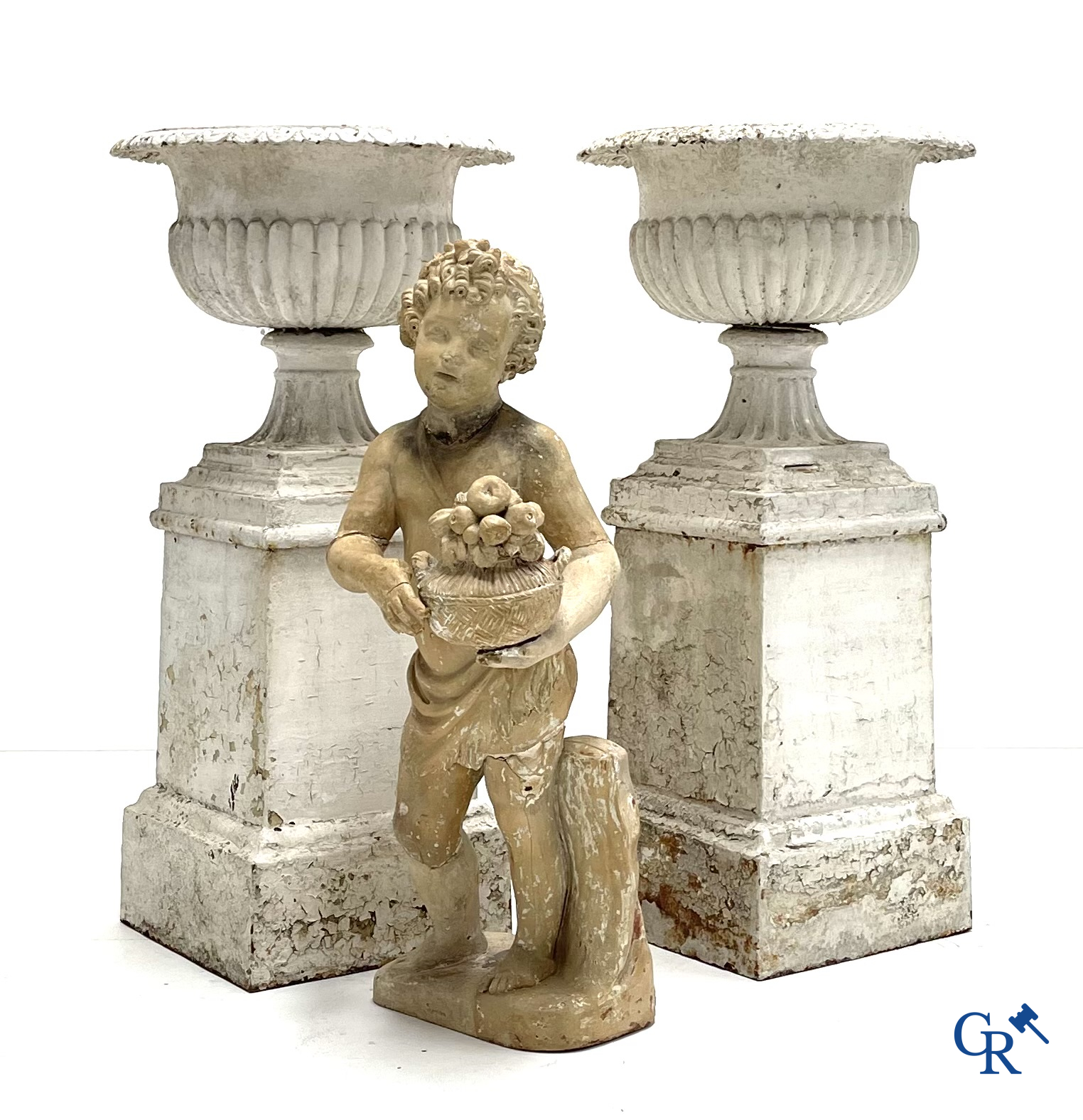 Antiek tuinbeeld. Een engel met bloemenmand in terra cotta. Eind 18e eeuw.