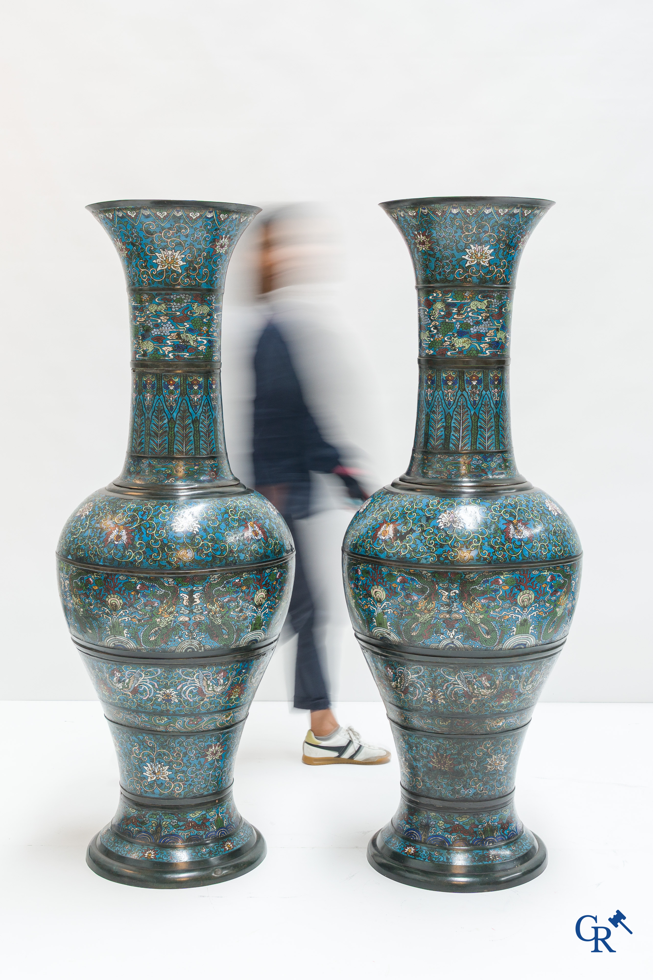 Aziatica, een imposant paar vazen in Champlevé met een decor van draken, lotusbloemen en feniksen, 19e eeuw.