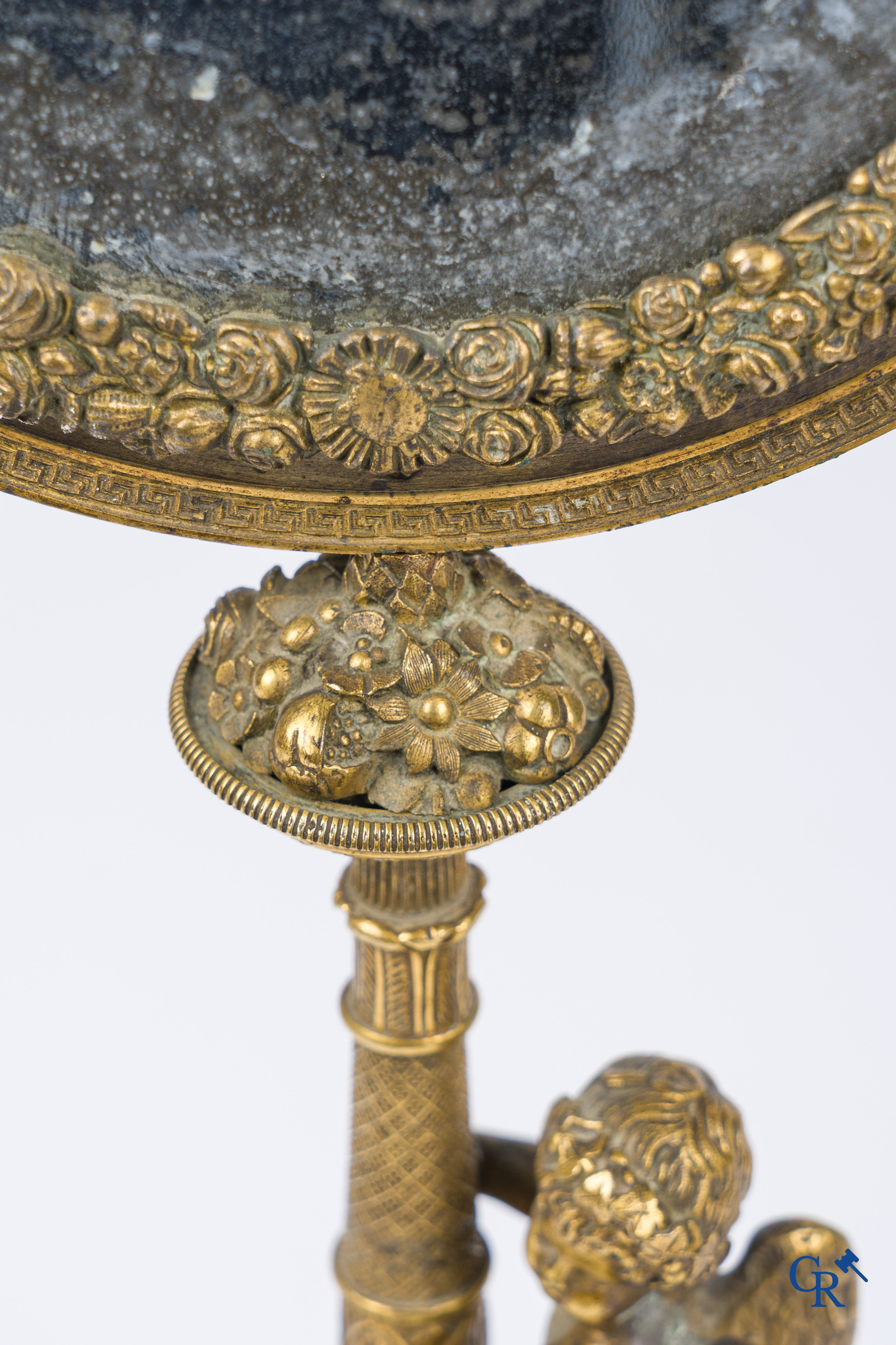 Empire, miroir de toilette en bronze ciselé et doré avec un cupidon et des papillons. Début du 19ème siècle.