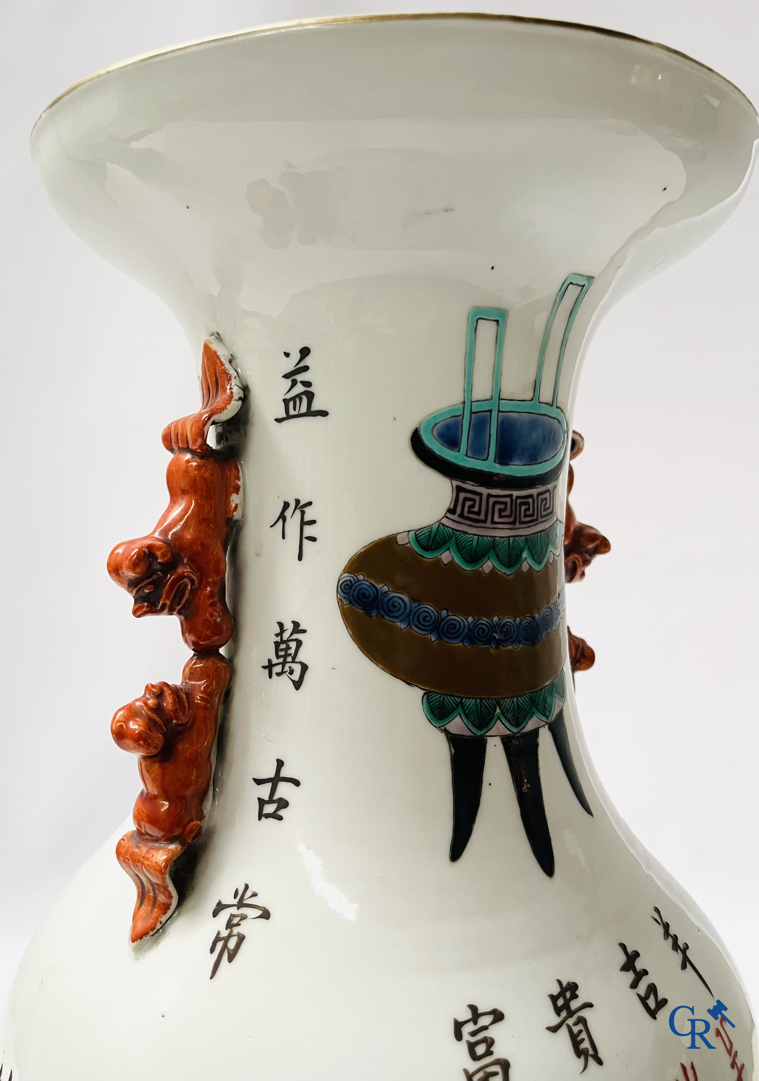 Asian Art, 2 Chinese famille rose vases decorated with antiques and a calligraphic text. 19th century.