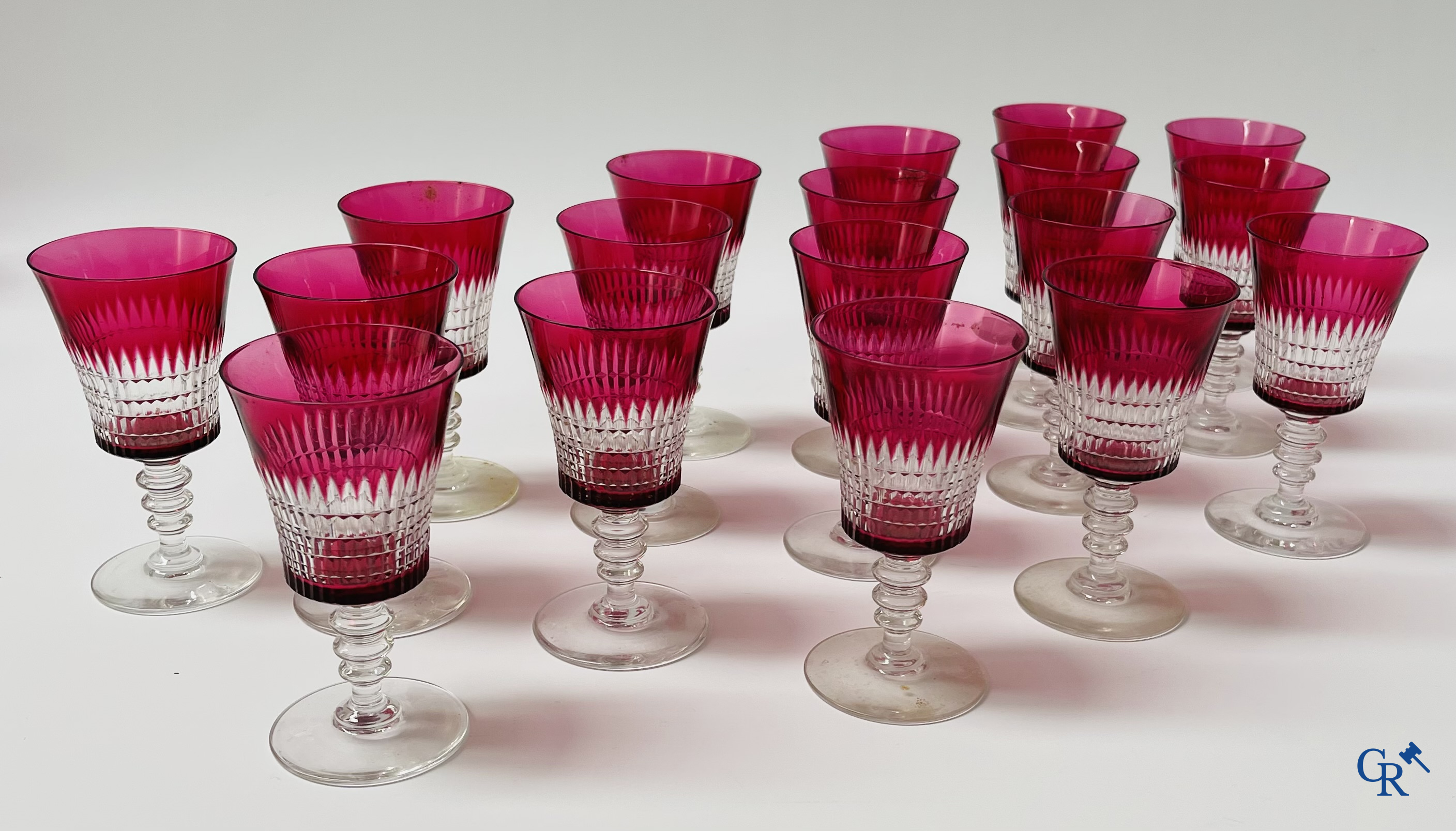 Een uitgebreid servies in rood geslepen kristal, hoogstwaarschijnlijk Val Saint Lambert.