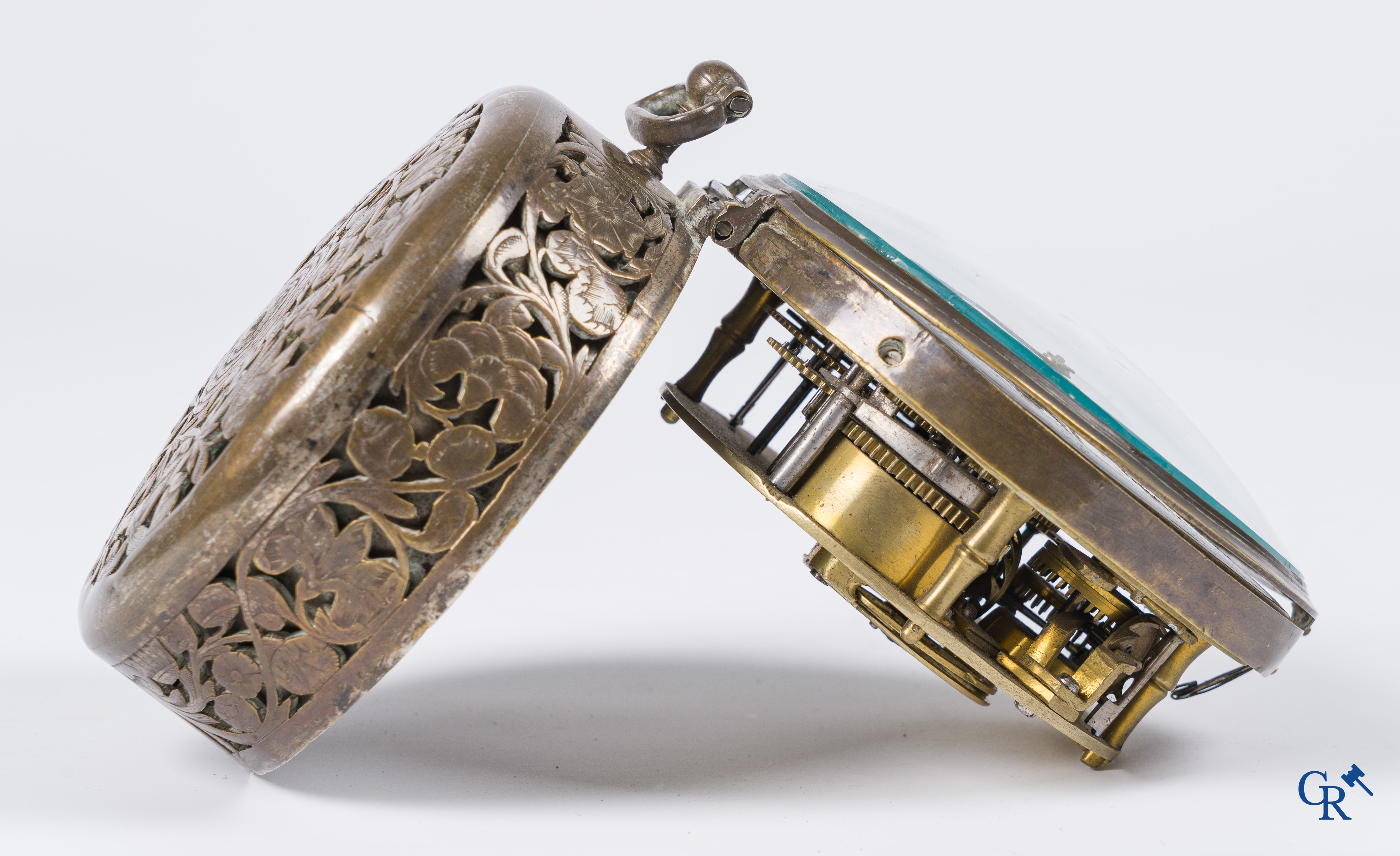 Horlogerie. Montre de carosse. Grande montre de carosse avec boîtier gravé et perforé. France XVIIe siècle.