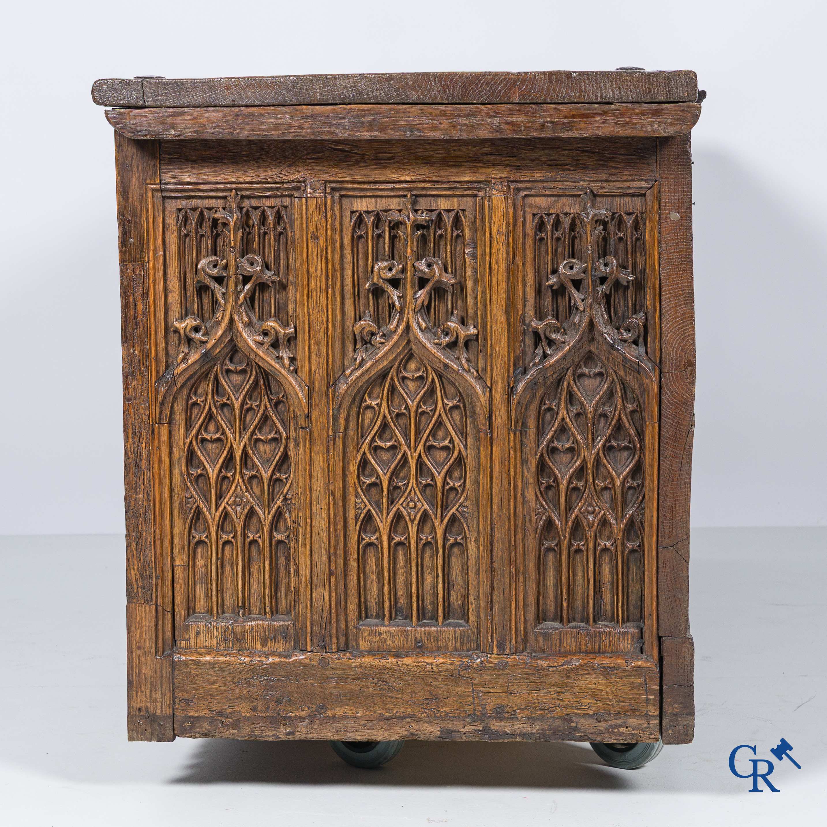 Gotiek. Een Gotische eikenhouten gesculpteerde koffer met zijn slotwerk in smeedijzer. 2de helft 15e eeuw.