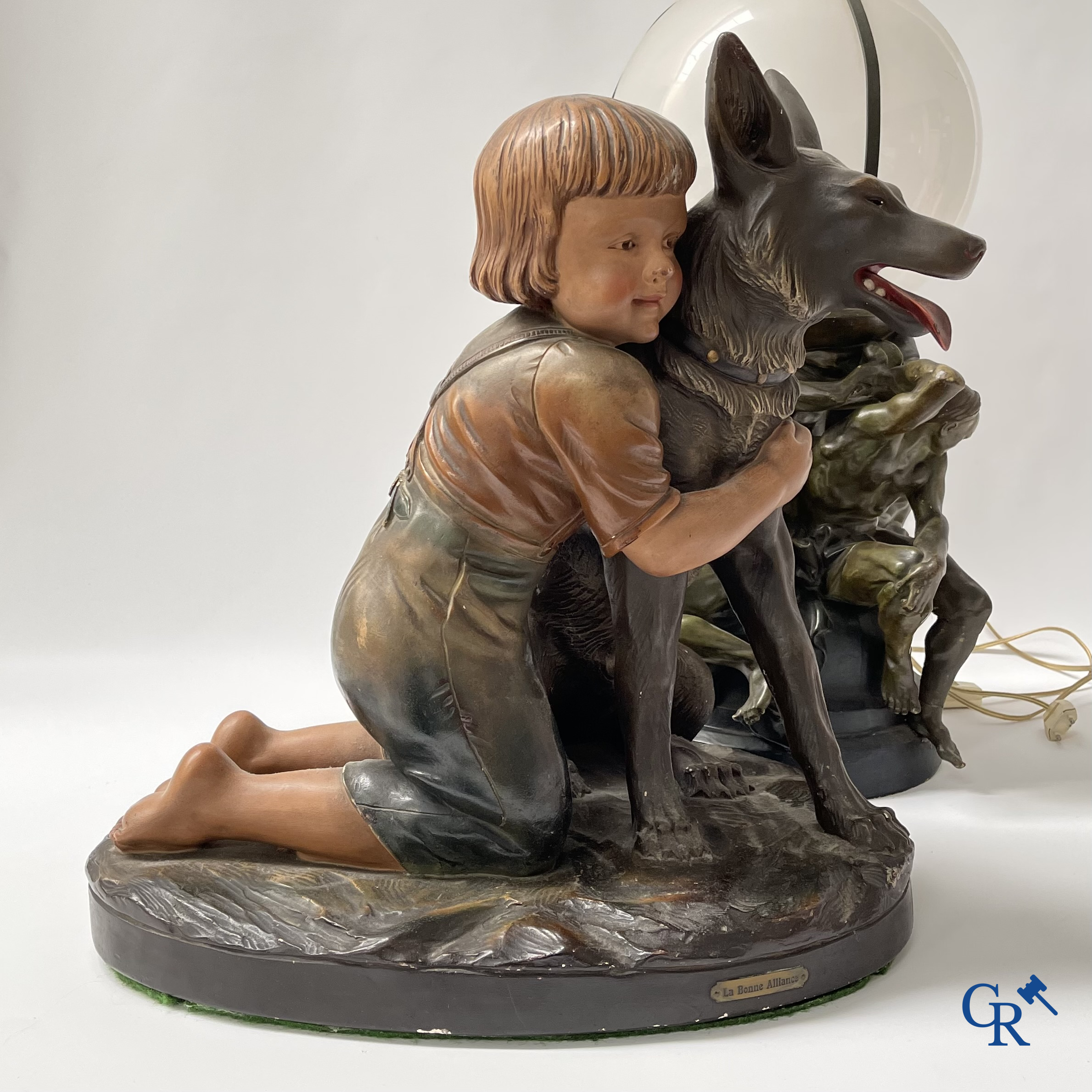 Plaaster beeld, jongen met hond en een plaaster lamp.