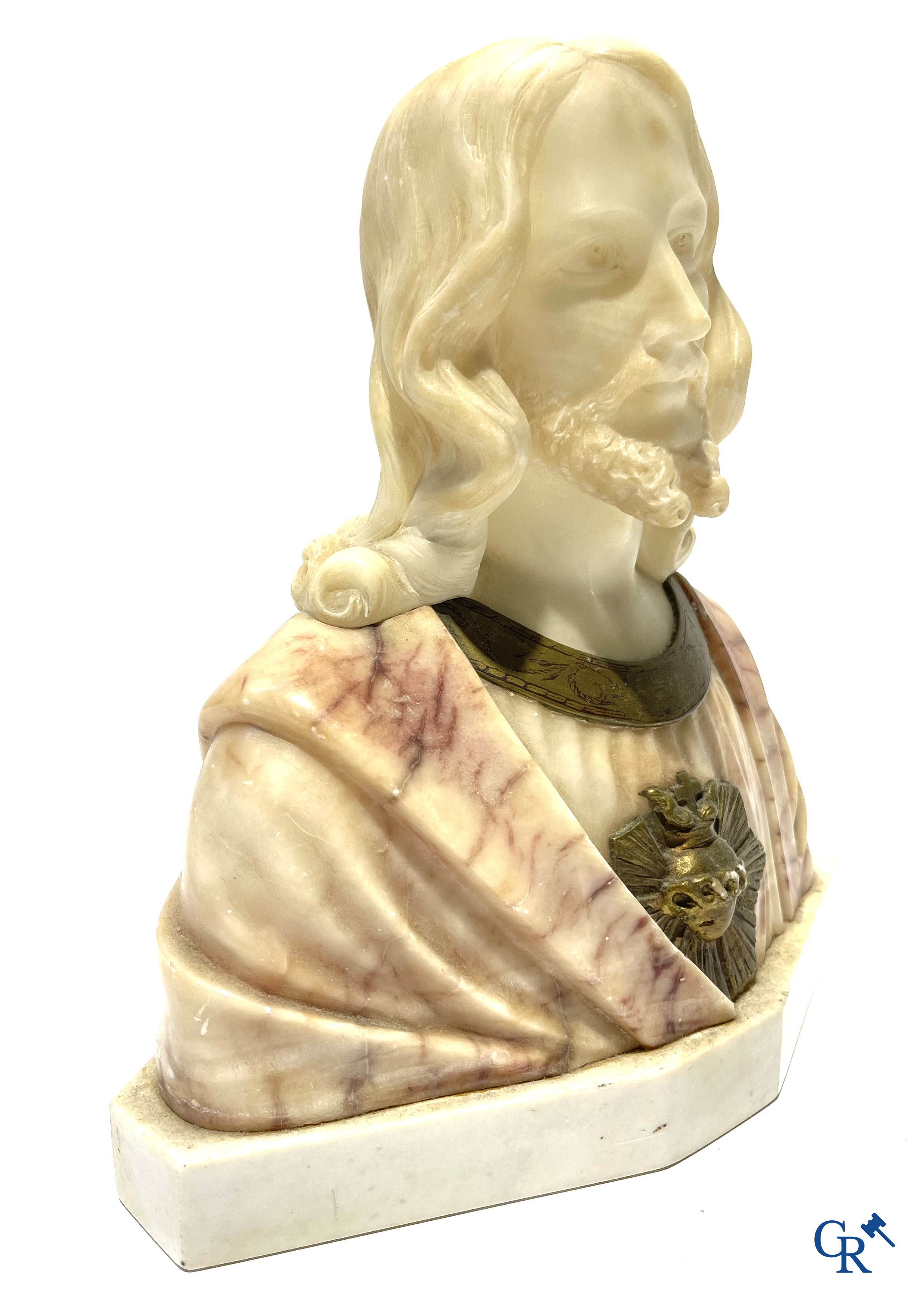 Religieuze objecten, 2 wijwatervaten in brons en cloisonné en een albast beeld van het heilig hart. 19e eeuw.