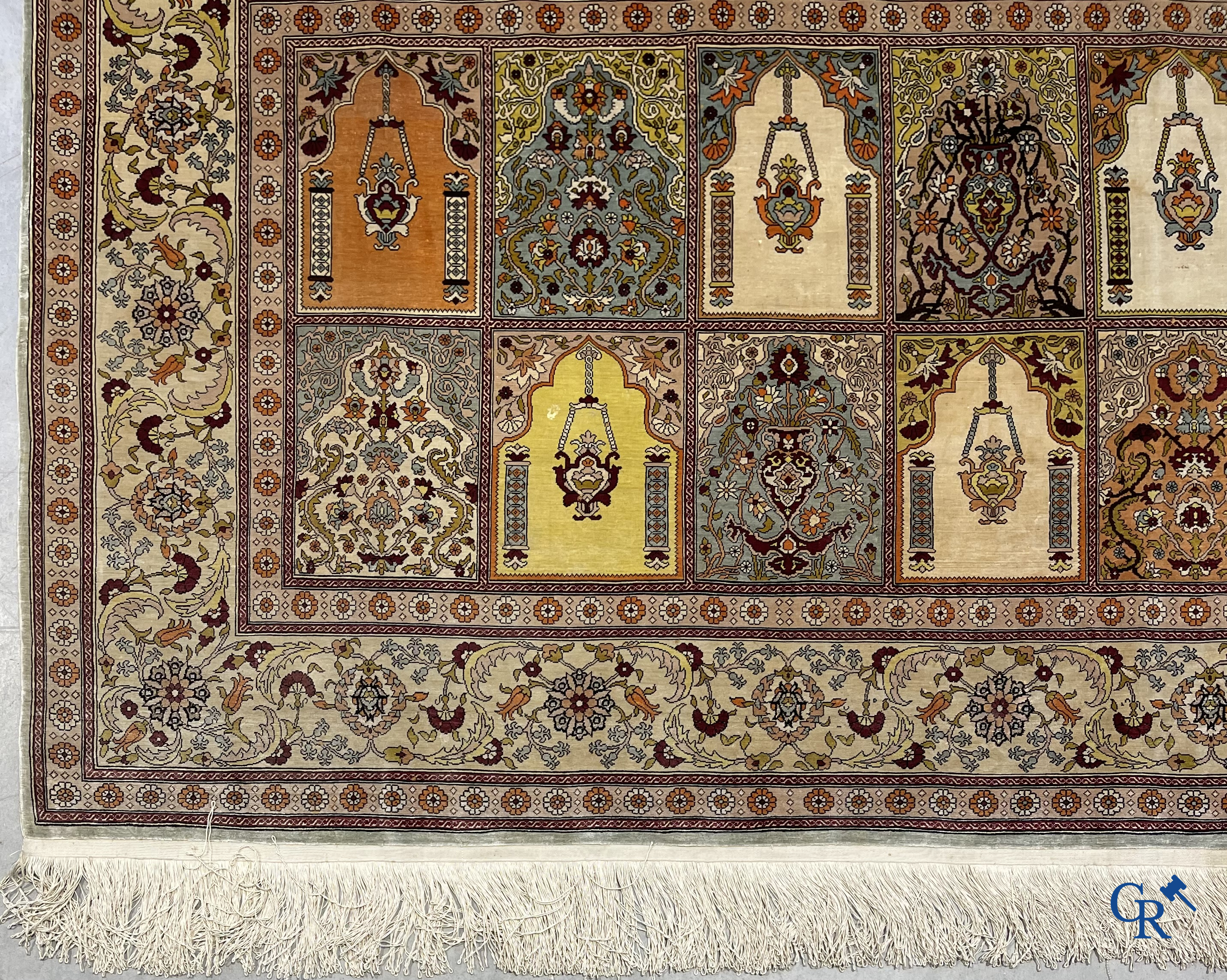 Oosterse tapijten. Een gesigneerd zijden tapijt met geometrisch motief.