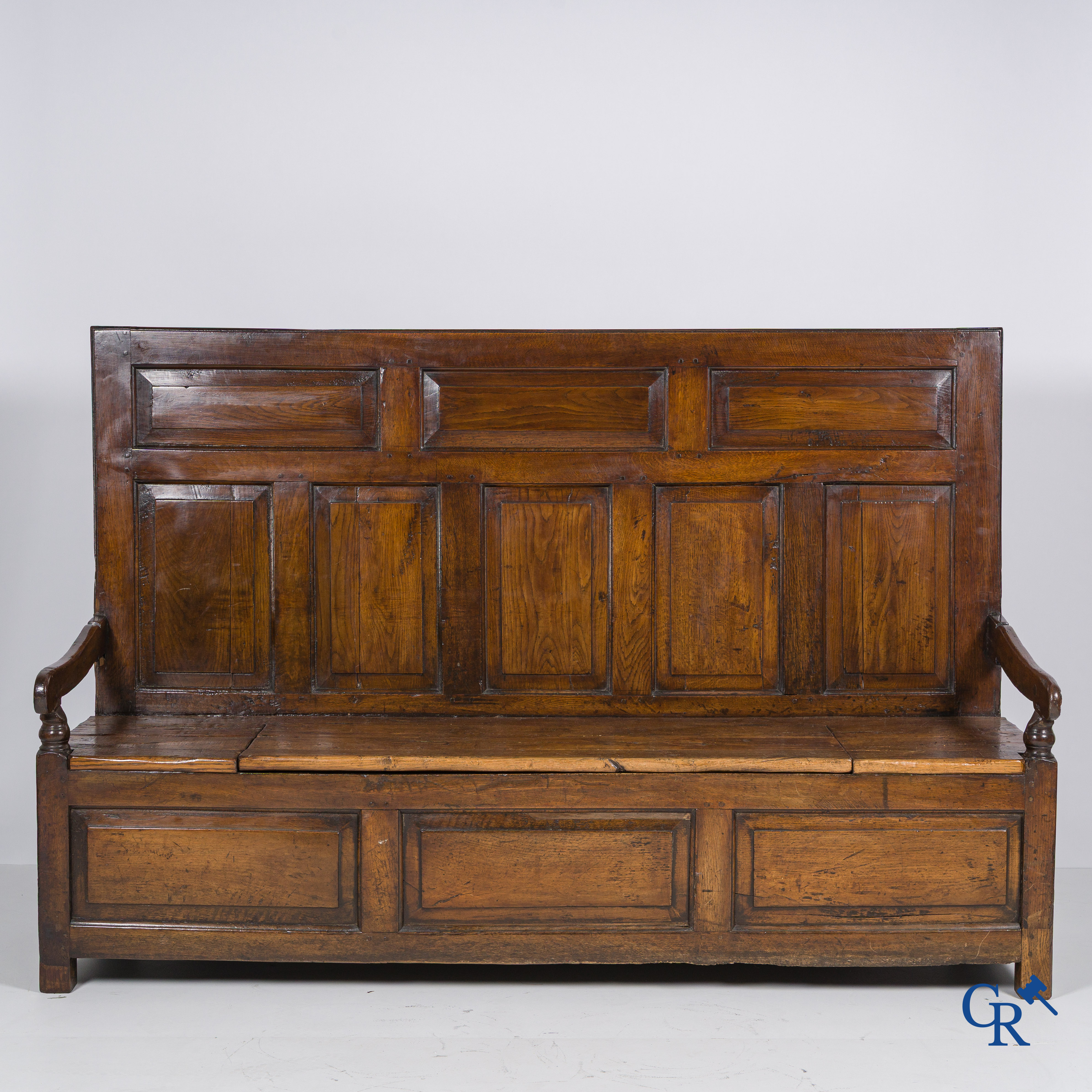 Ancien Banc d'entrée en chêne avec espace de rangement. Belle patine. 18ème siècle.