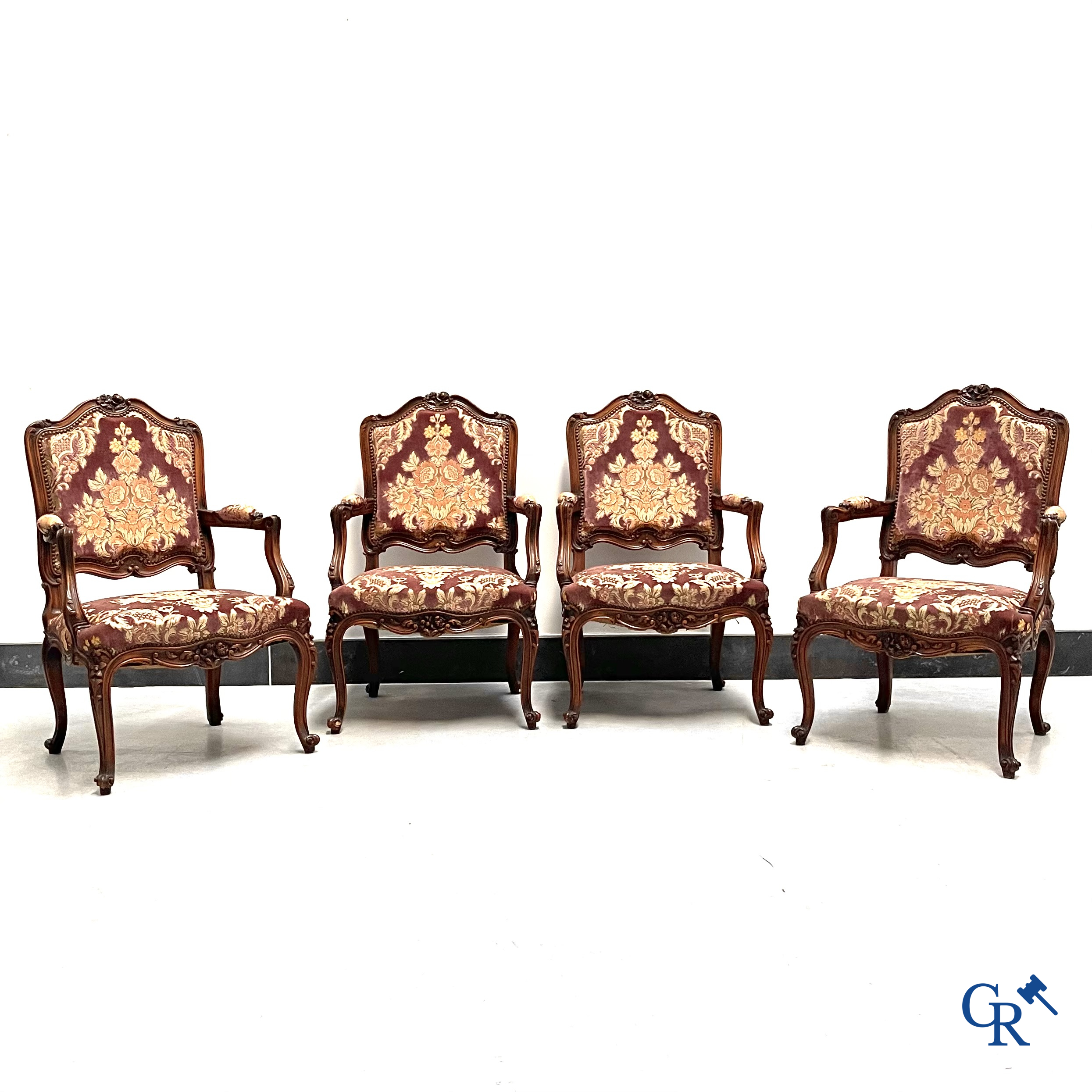 Une série de 4 fauteuils en bois sculpté, style LXV.