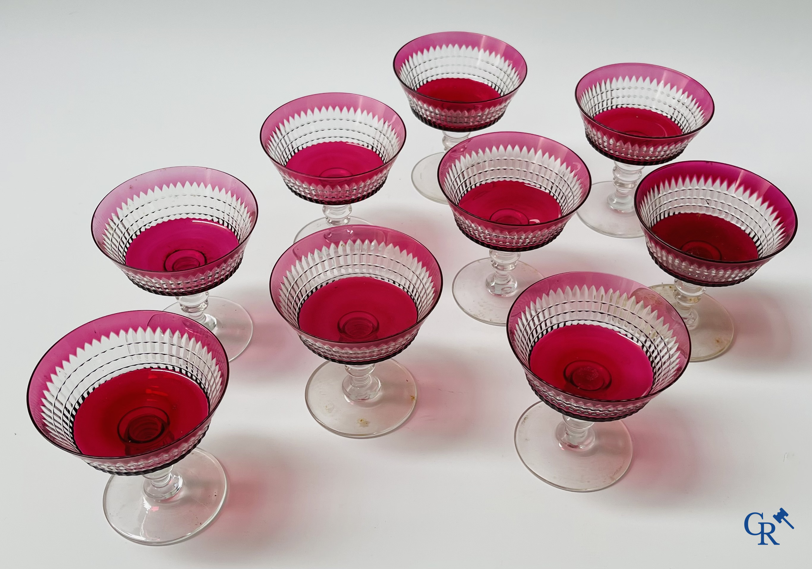 Een uitgebreid servies in rood geslepen kristal, hoogstwaarschijnlijk Val Saint Lambert.