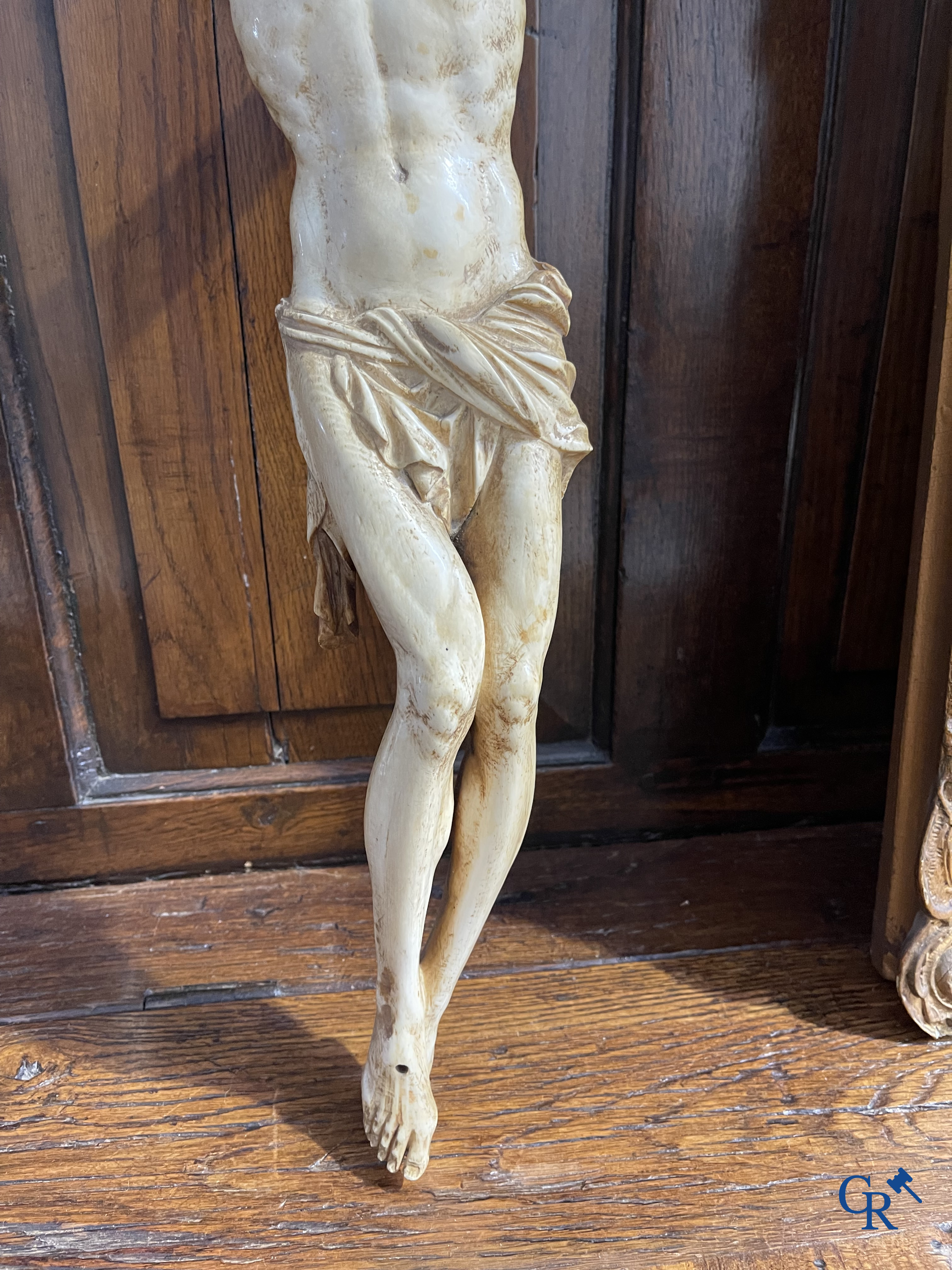 Religieuze objecten, een grote corpus in gesneden ivoor. Europees werk. 18e-19e eeuw.