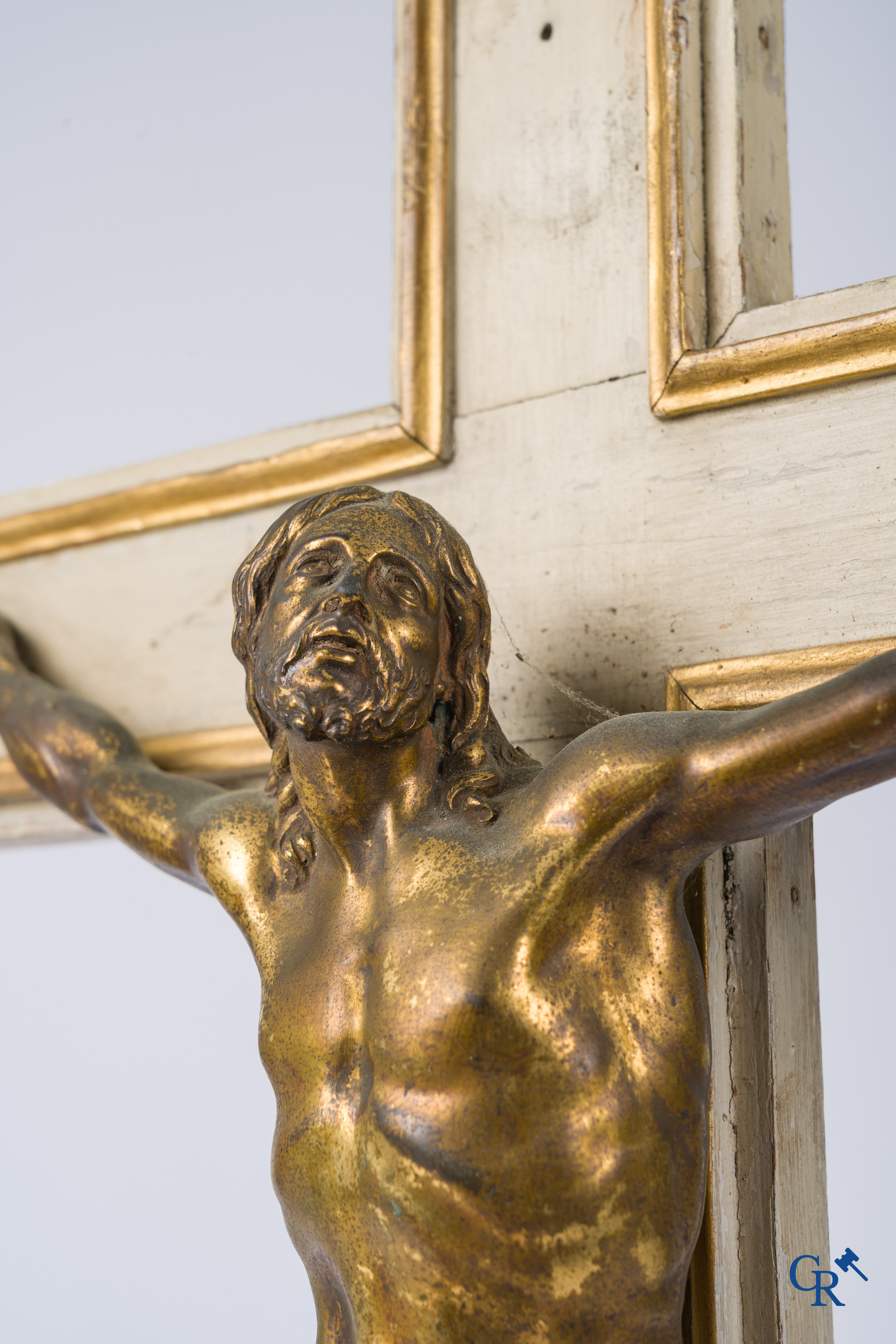 Religieuze objecten, een grote vergulde bronzen corpus, 18e eeuw.