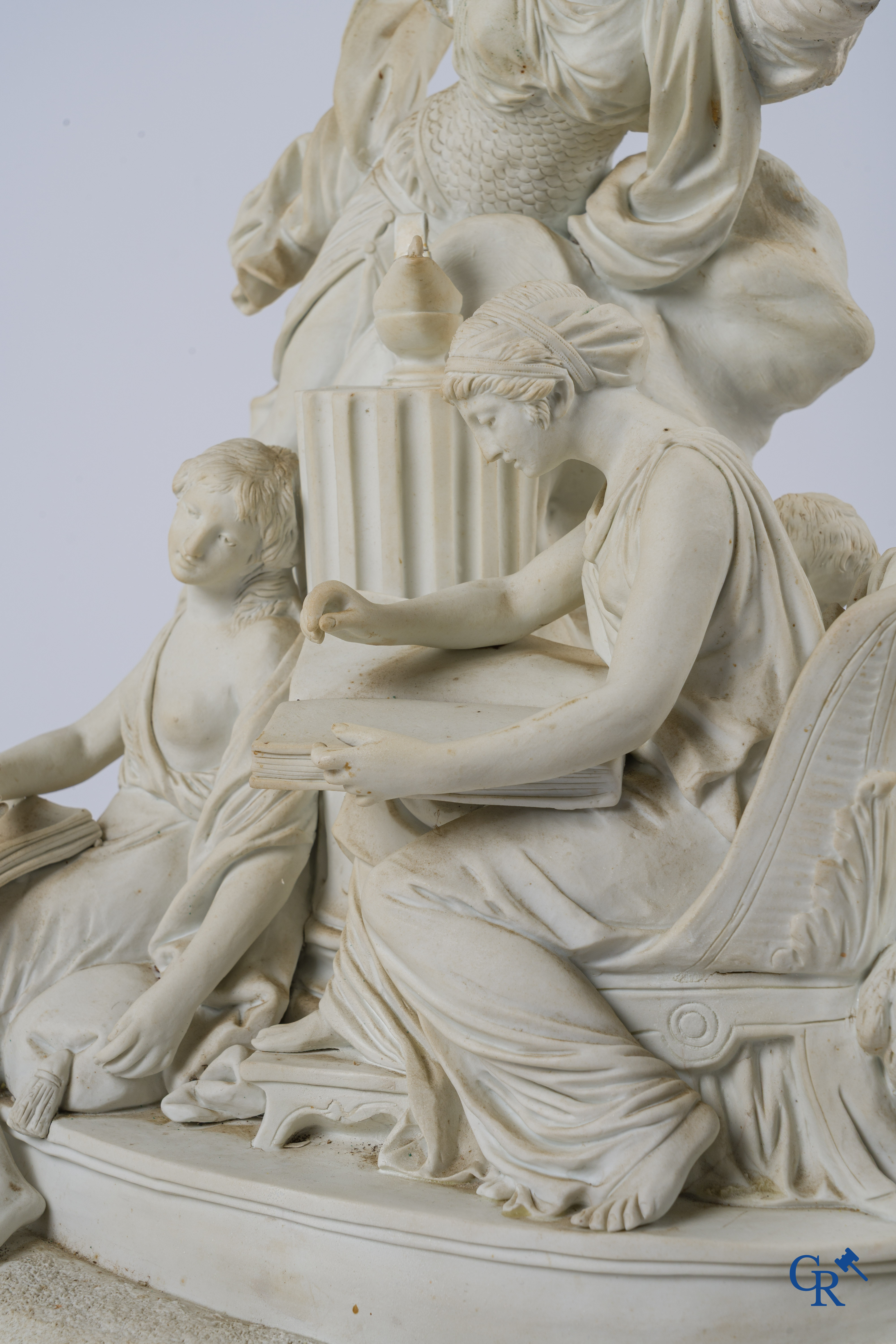 Louis-Simon Boizot "Minerve protégeant l'Etude et foudroyant la Paresse." Witte biscuit van Niderviller. Eind 18e eeuw.