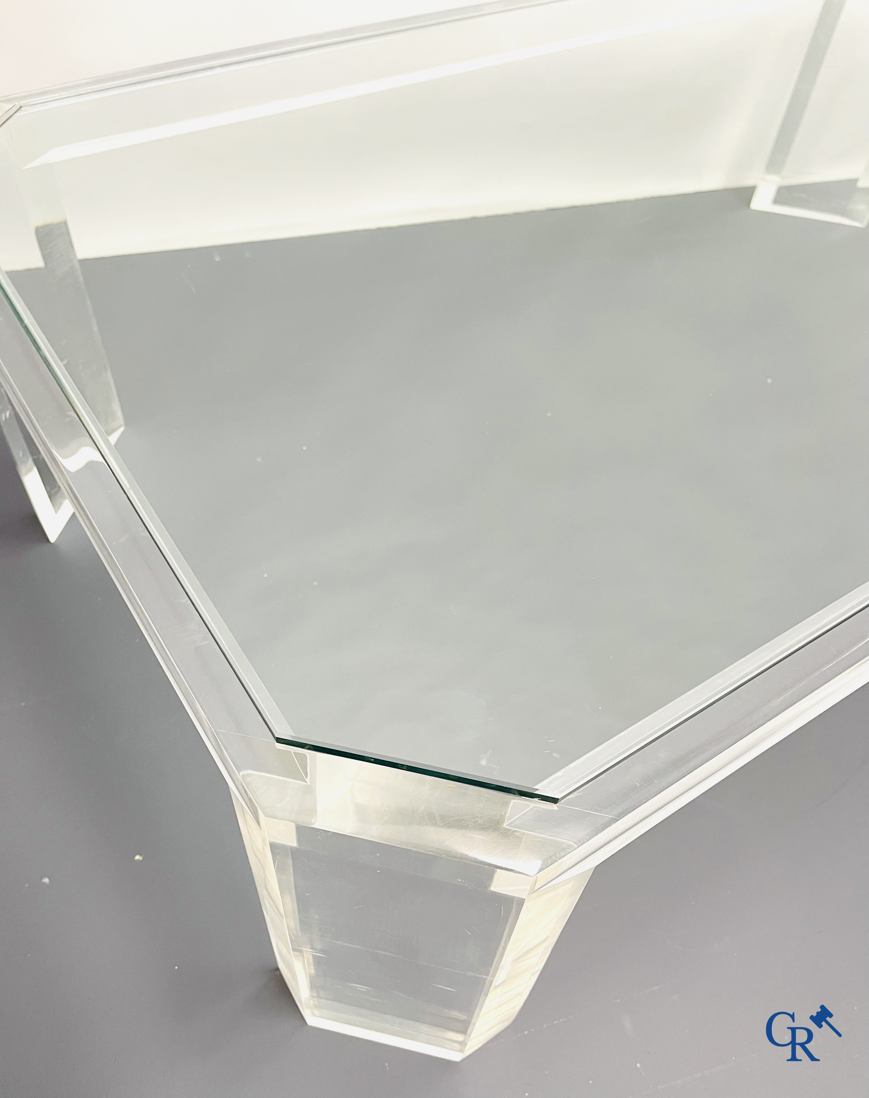 A coffee table in plexiglass with a glass tablet. Around 1980.