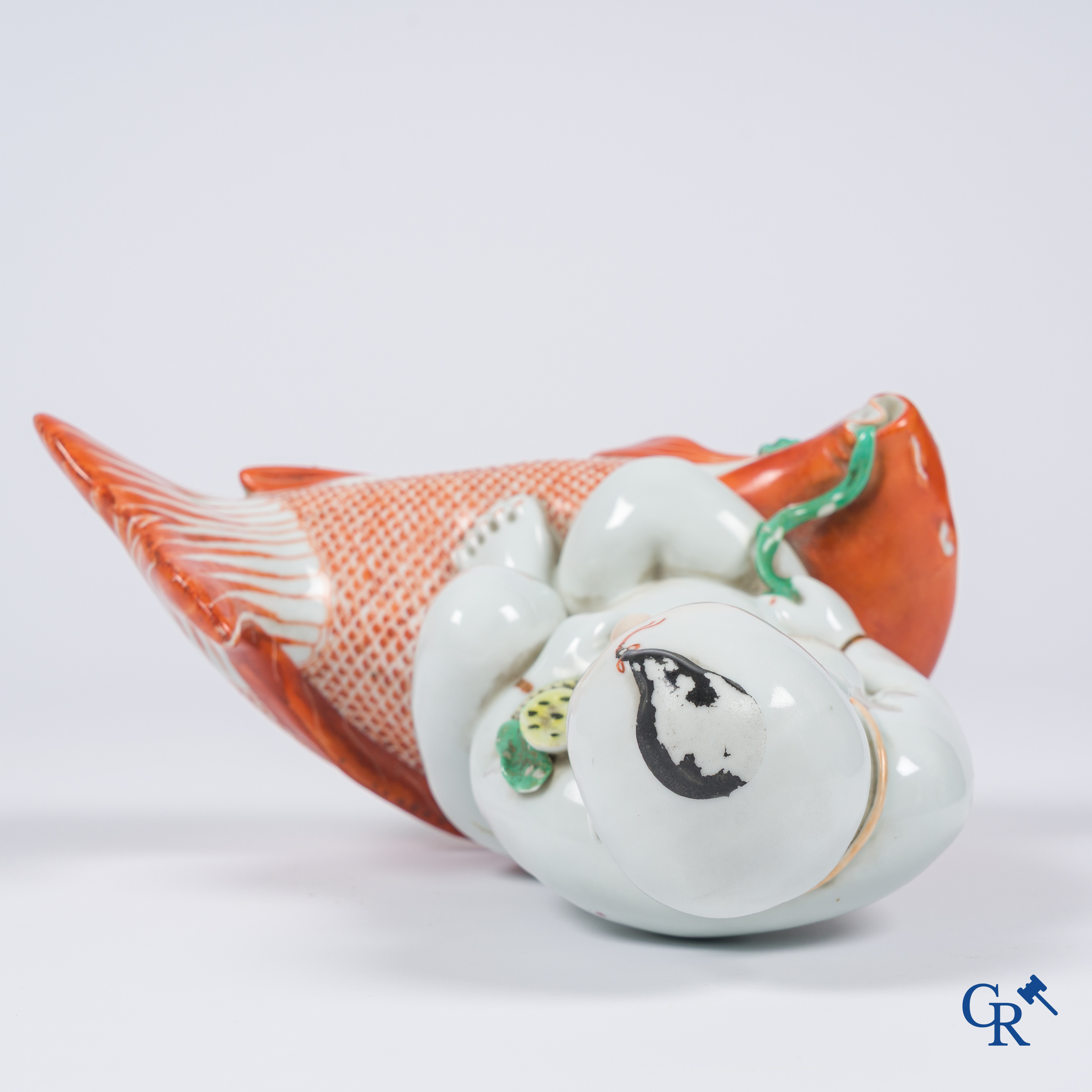 Aziatica, Chinees porselein, famille rose. Voorstelling van een jongen "Tongzi" op een karper. Gemerkt.