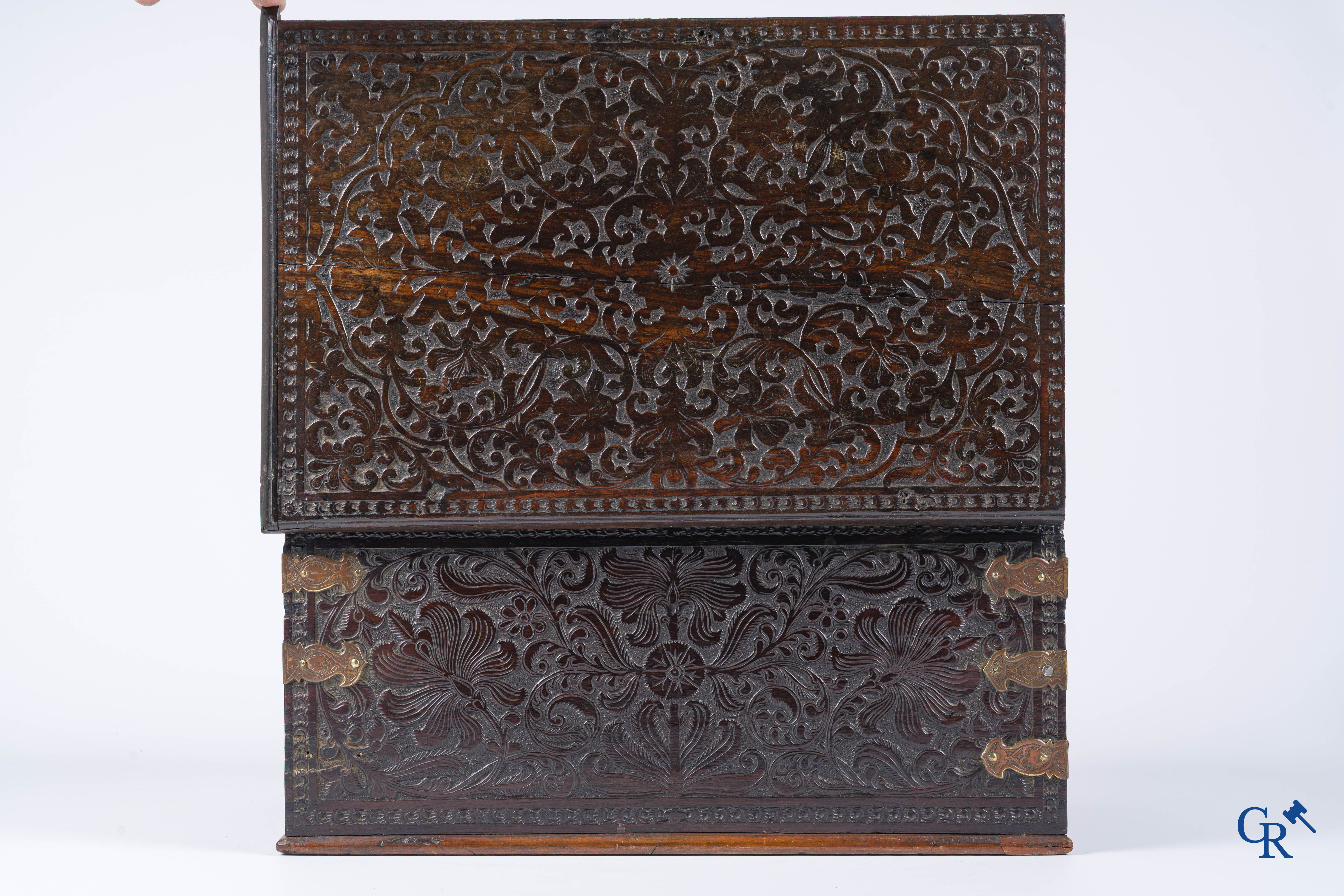 Un coffret colonial finement sculptée en bois exotique et bronze. XVIIe-XVIIIe siècle.