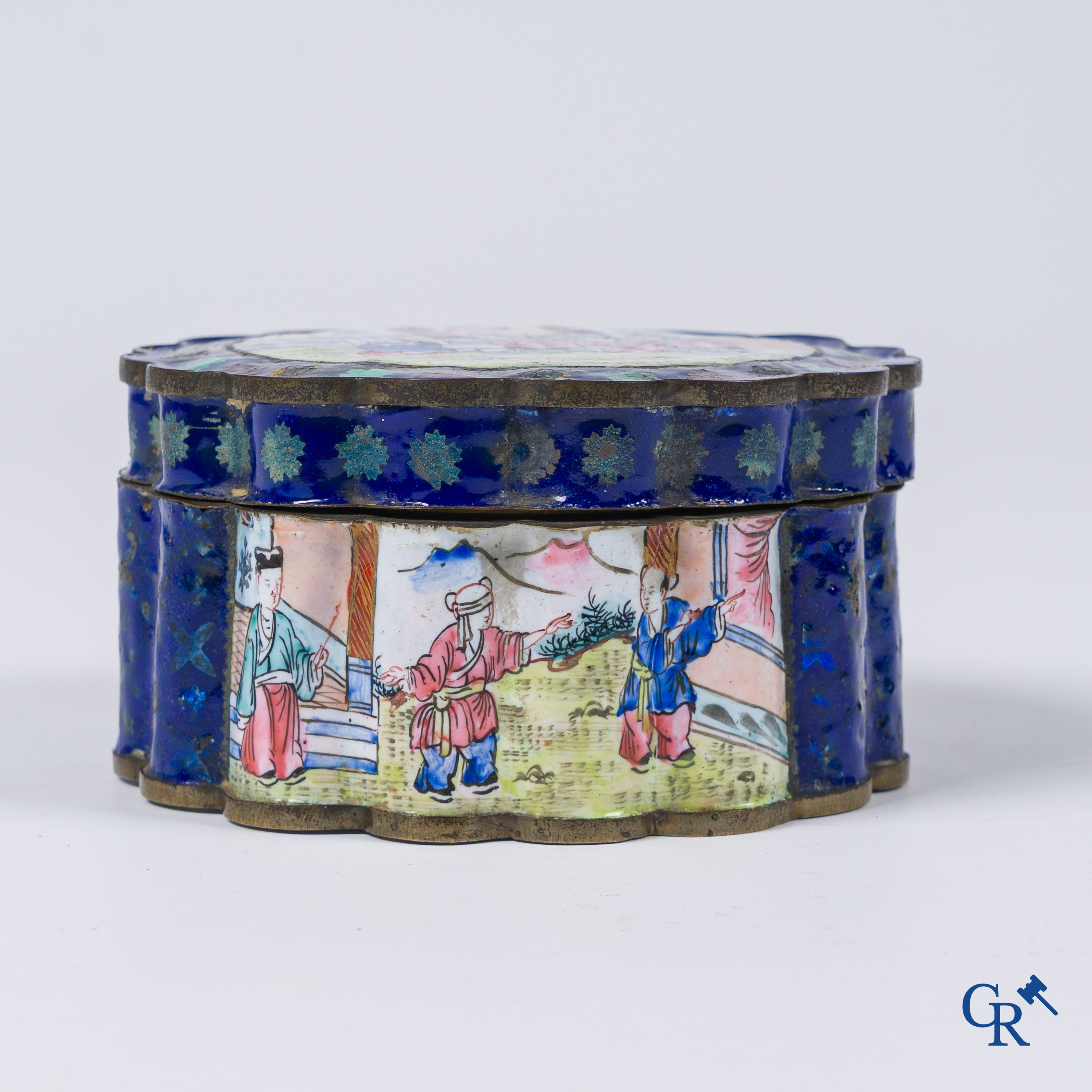 Art Asiatique. Boîte ronde à couvercle en émaux de Canton. Fond bleu. 19ème siècle.