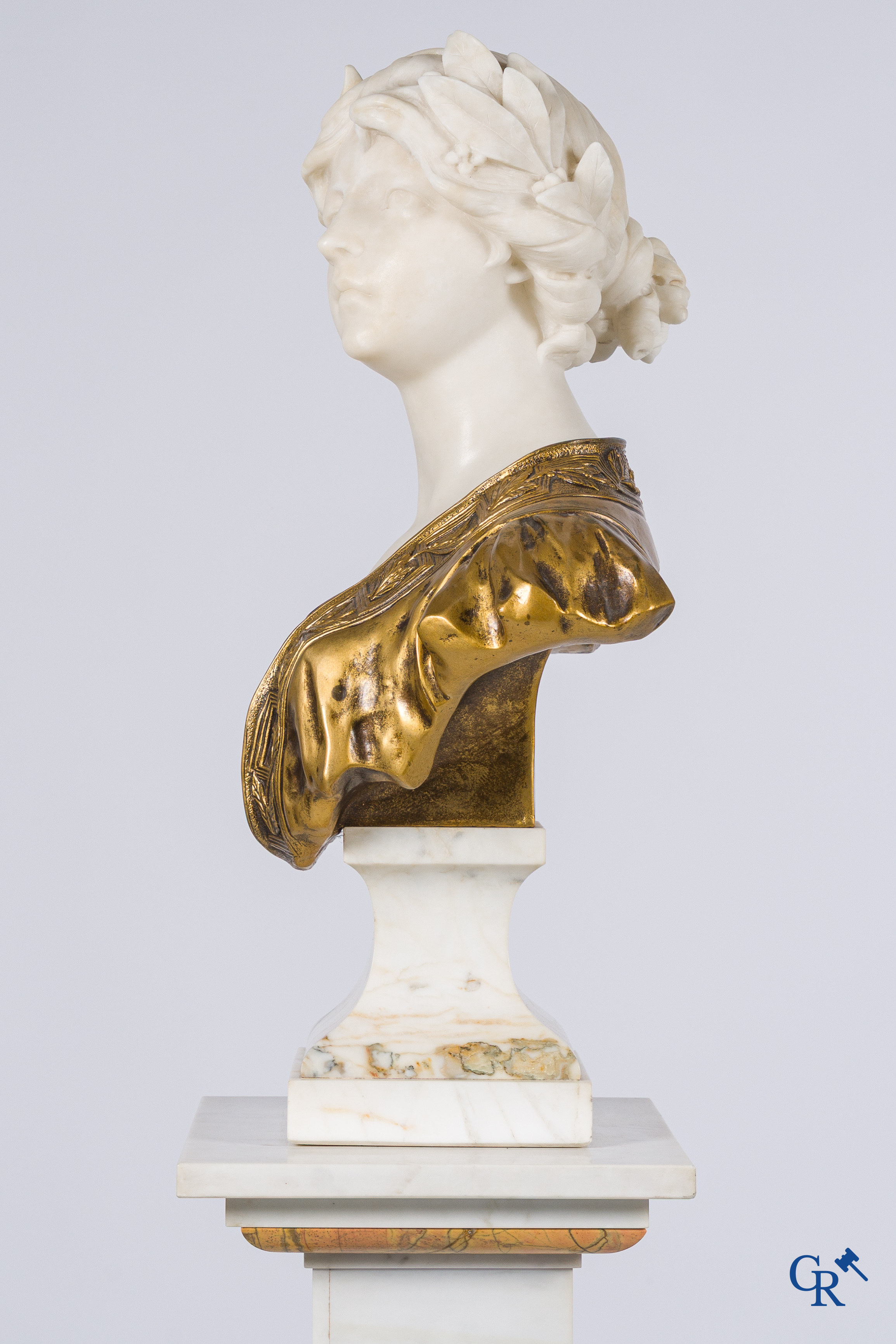 Gustave Van Vaerenbergh (1873-1927) Damesbuste in marmer en brons op een marmeren sokkel. Gesigneerd.