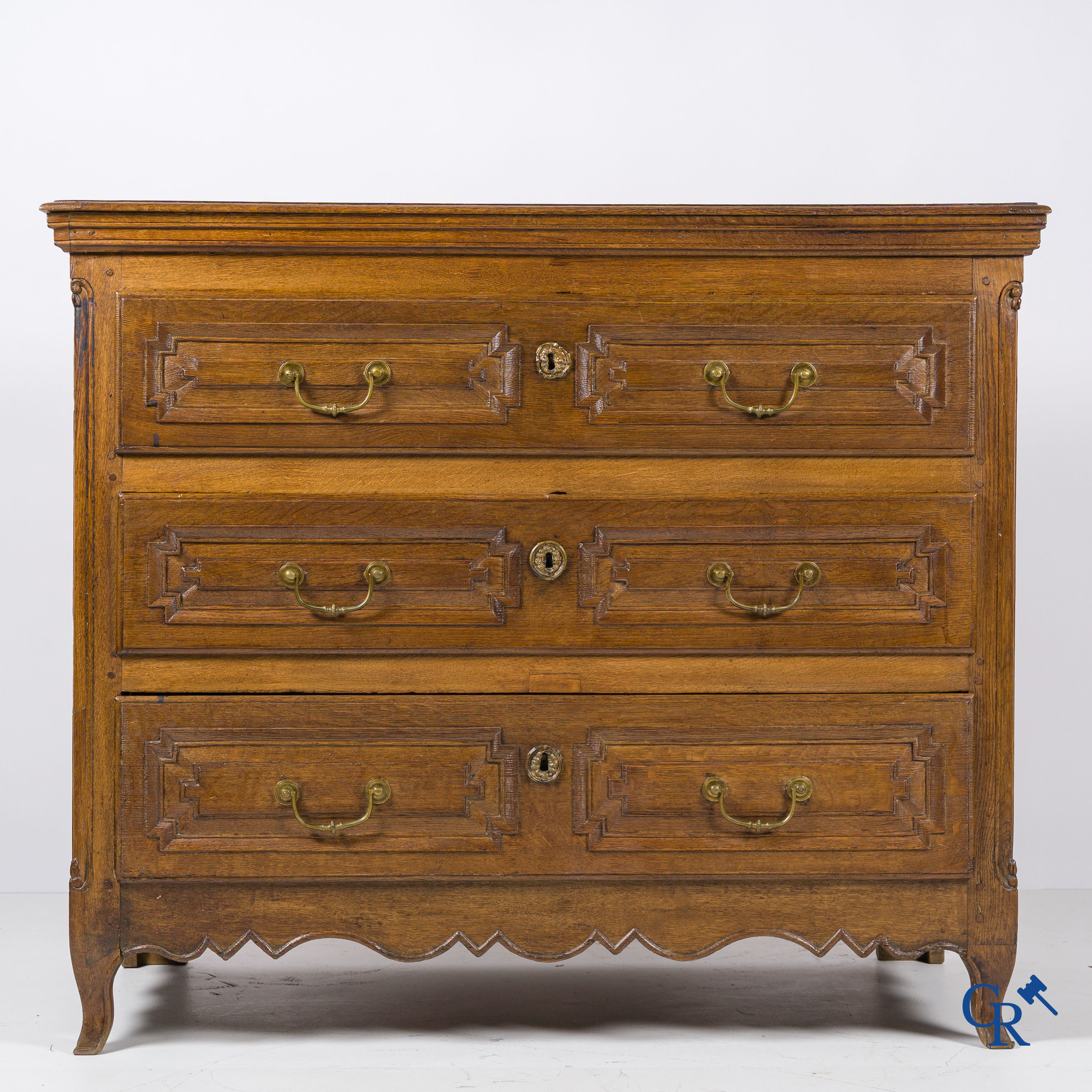 An early 19th century decorative chest of drawers in oak with 3 drawers and a secret in the bottom drawer.